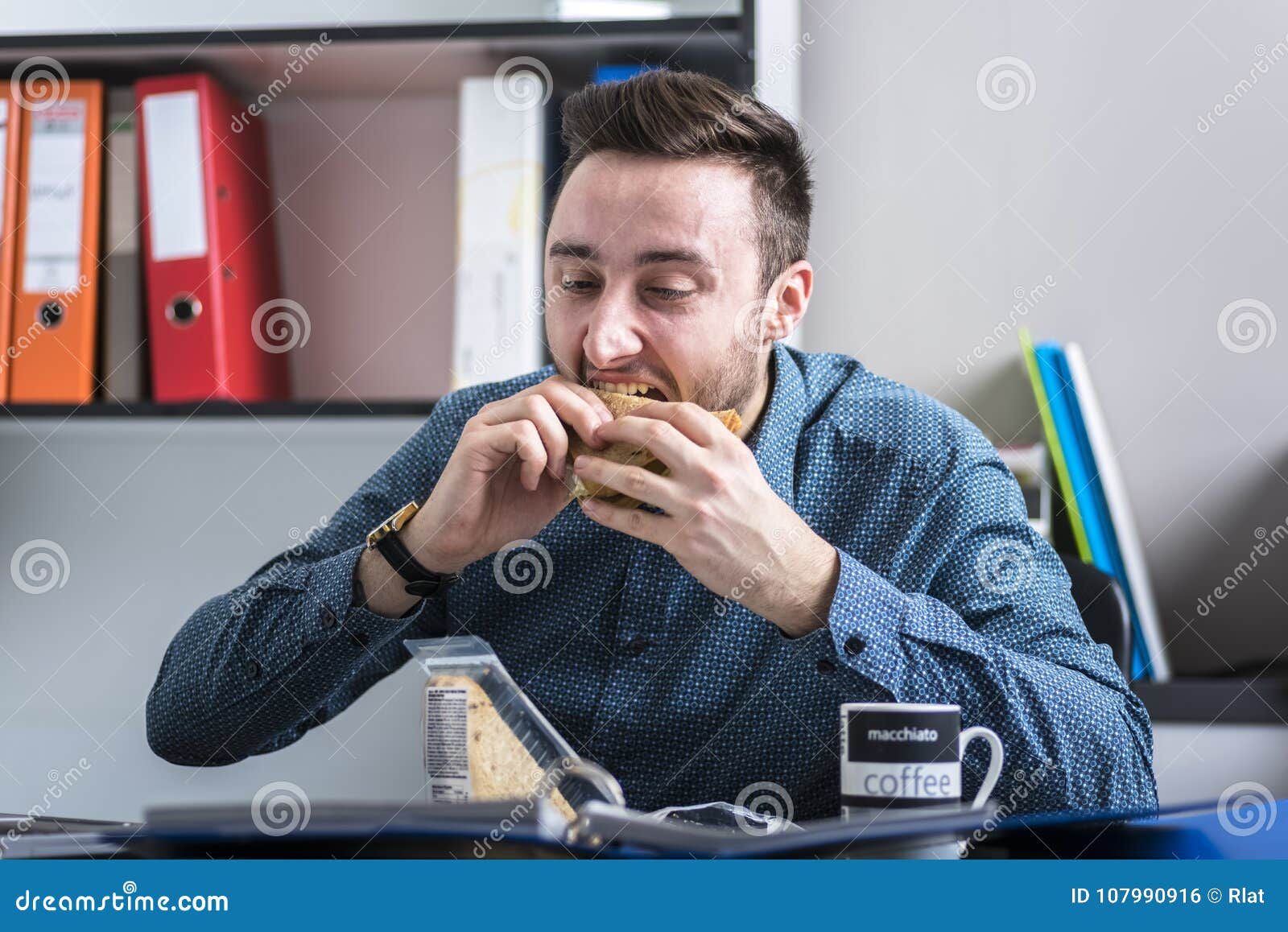 Hongerige Mens Die Een Sandwich Eten Stock Foto - Image of maaltijd ...