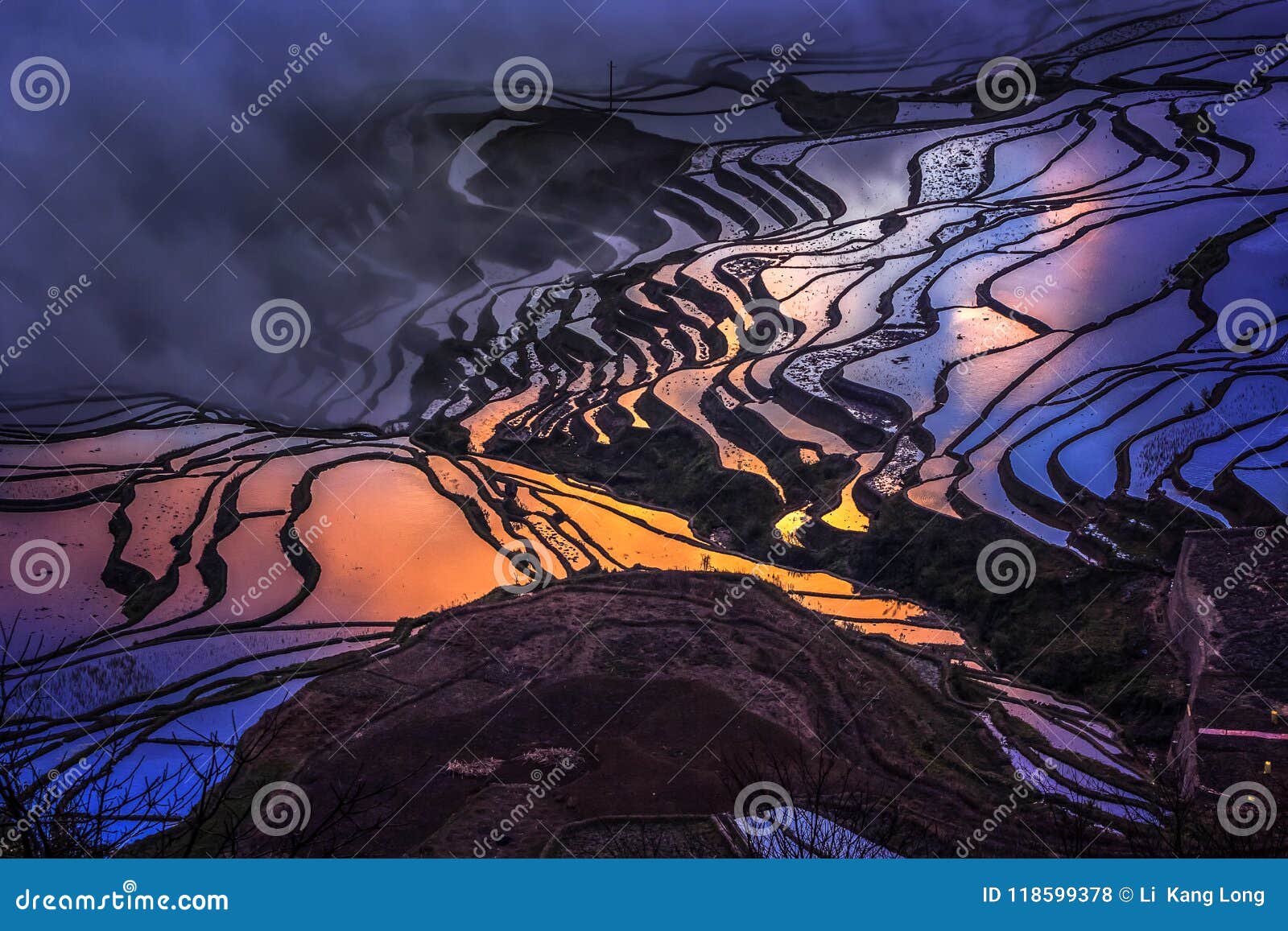 Honghe Hani Terraces. Las terrazas de Honghe en Yunnan, China, eran las obras maestras dejadas por las generaciones de gente de Hani El 22 de junio de 2013, en la 37.a conferencia del patrimonio mundial, las terrazas de Honghe Hani fueron incluidas con éxito en la lista del patrimonio mundial