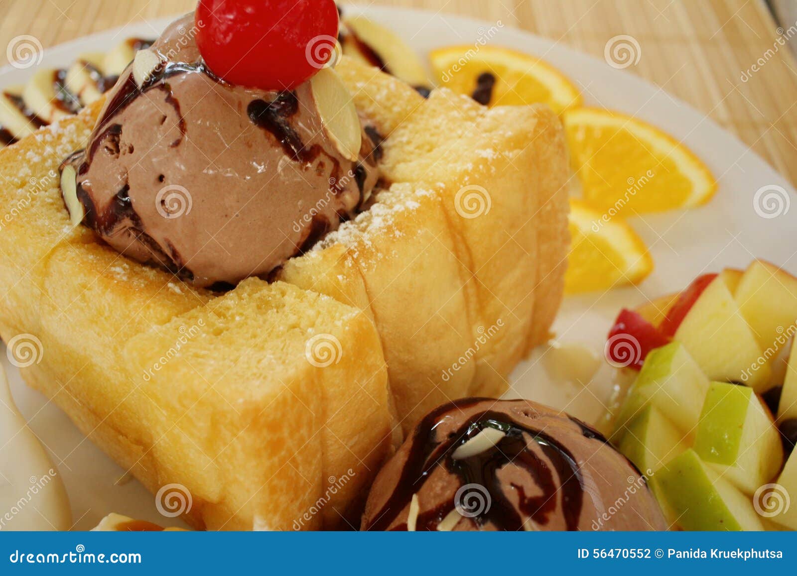 Honigtoast Mit Eiscreme, Kirsche, Banane, Ahornsirup Stockfoto - Bild ...