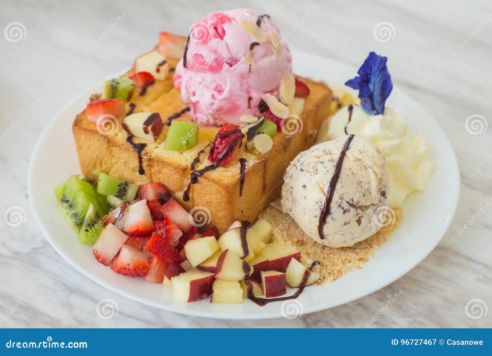 Honigtoast Und Eiscreme Mit Mischfrucht Auf Brot Stockbild - Bild von ...