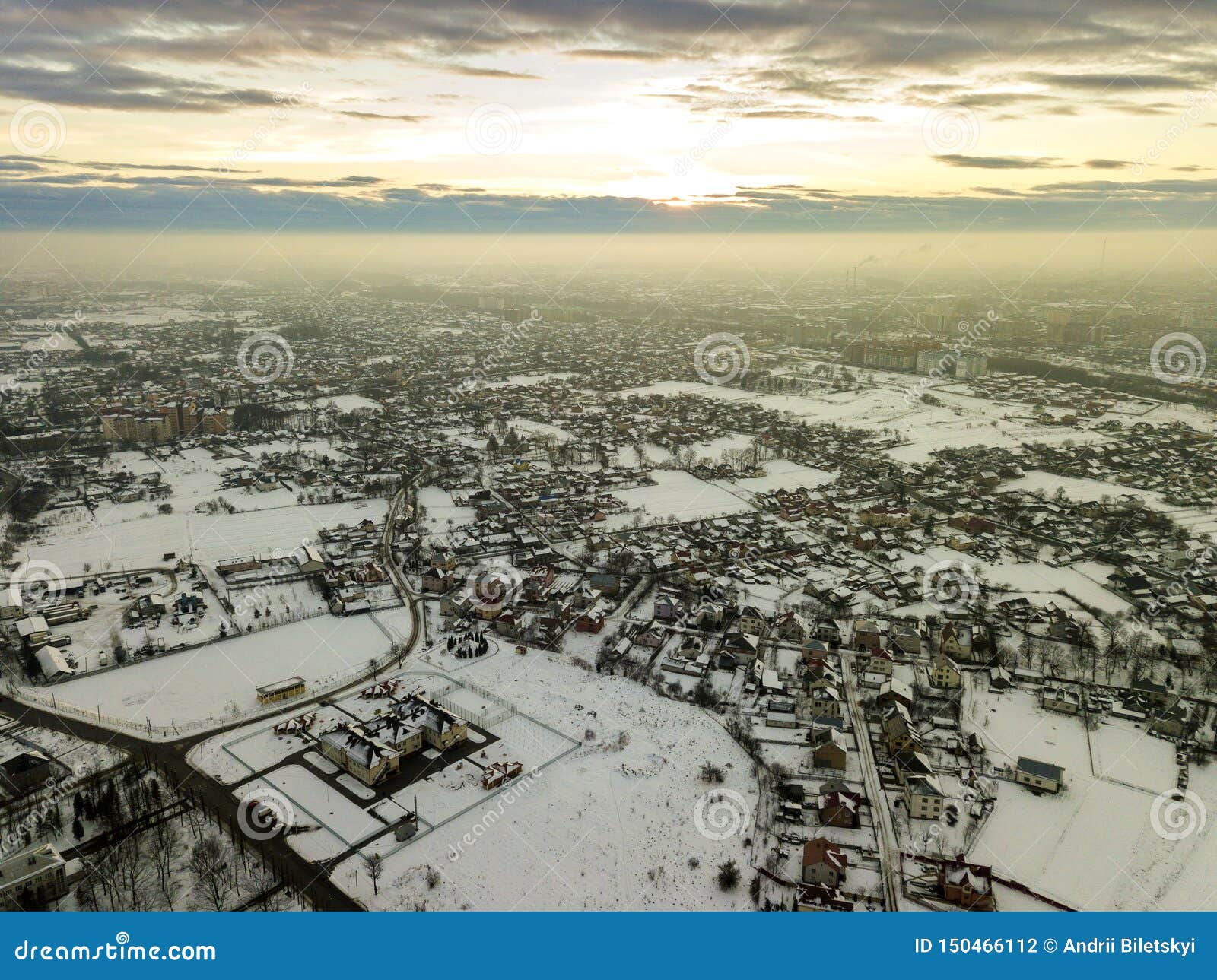 Hoogste mening van stadsvoorsteden of kleine stads aardige huizen op de winterochtend op bewolkte hemelachtergrond Het luchtconcept van de hommelfotografie