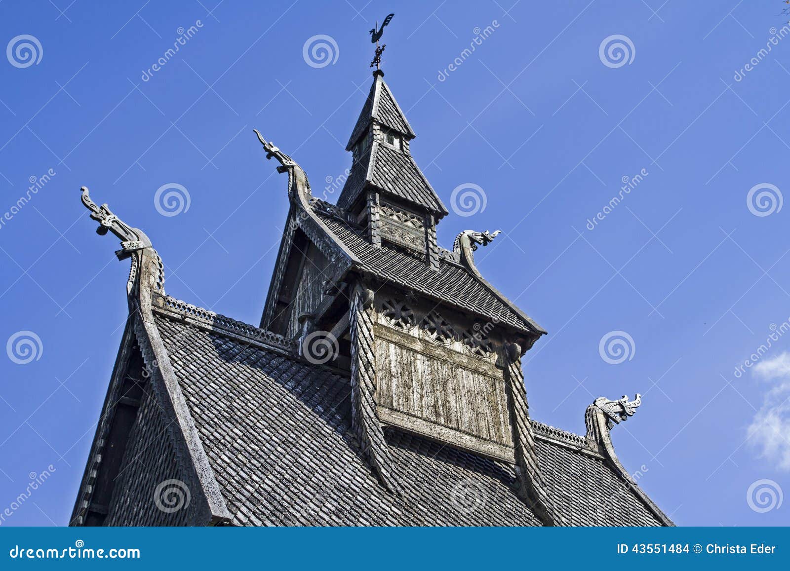 Stave Church Hopperstad situé sur une colline près du Sognefjord magnifique