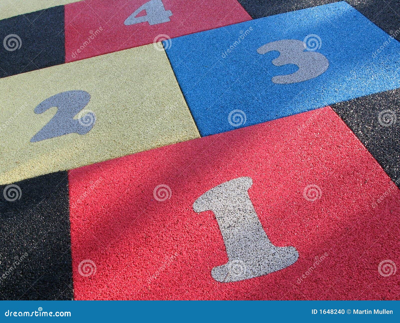Números do Hopscotch em uma superfície do campo de jogos