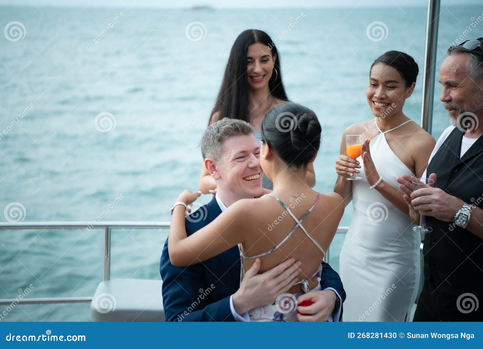A Hora Apropriada Para Um Homem Branco Se Propor a Casar Com Uma Mulher Asiática imagem
