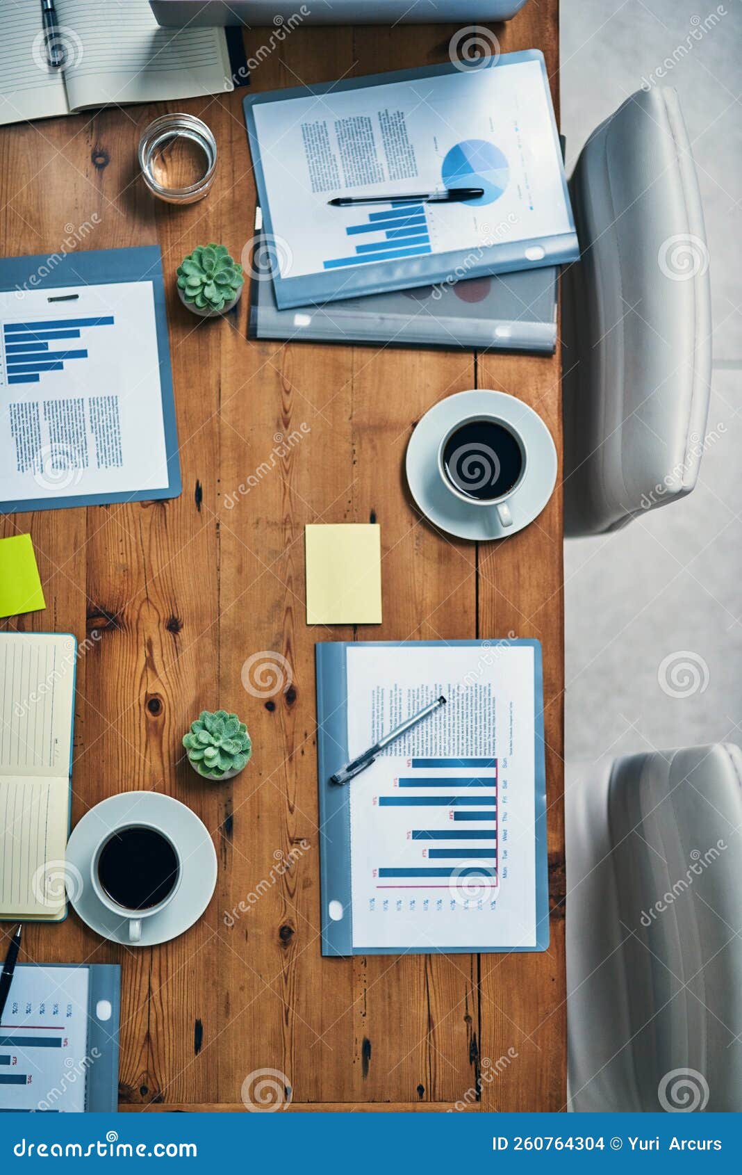 Hora De Tirar As Melhores Ideias. Tiro De Alto ângulo De Uma Mesa De  Reuniões. Foto de Stock - Imagem de original, brilhante: 260764304