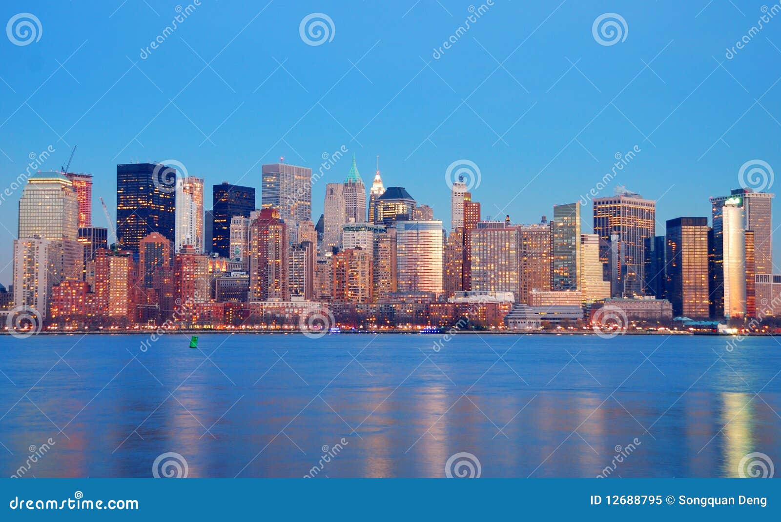 Horizon de Manhattan au crépuscule, New York City, avec des lumières dans des immeubles de bureaux au-dessus de fleuve de Hudson.