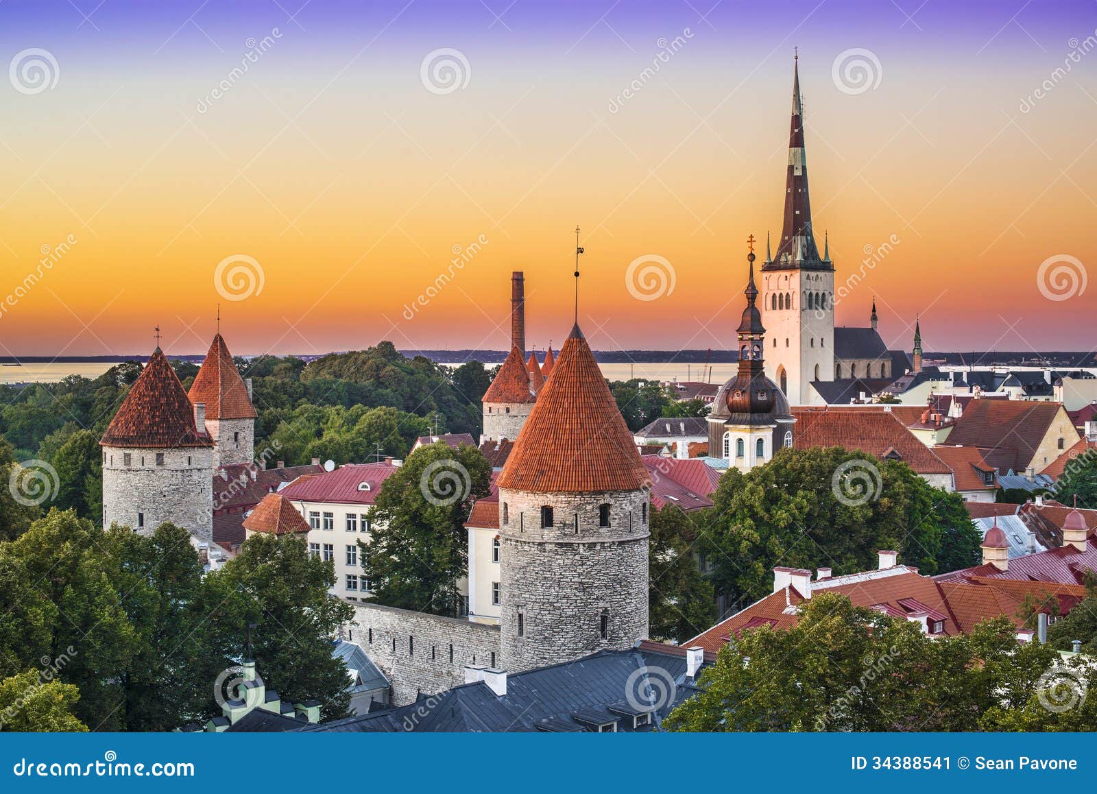 Horizon de Tallinn Estonie. Horizon de Tallinn, Estonie après coucher du soleil.