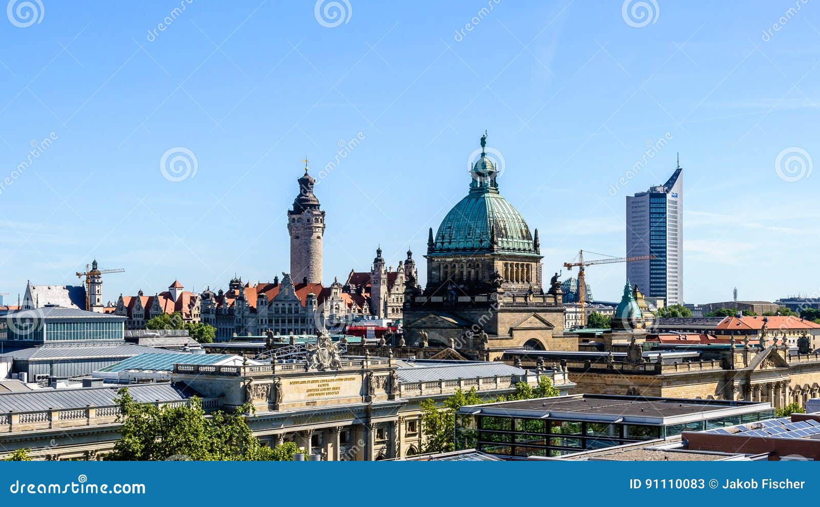 Horizon van Leipzig met townhall en Hoge rechtsinstantie