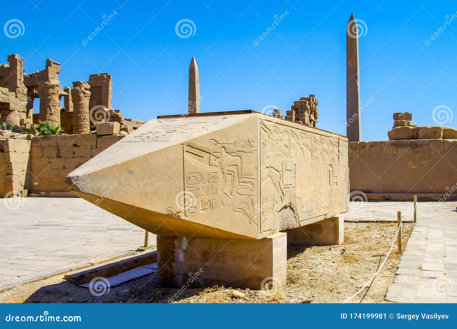 horizontal position of the top part of obelisk