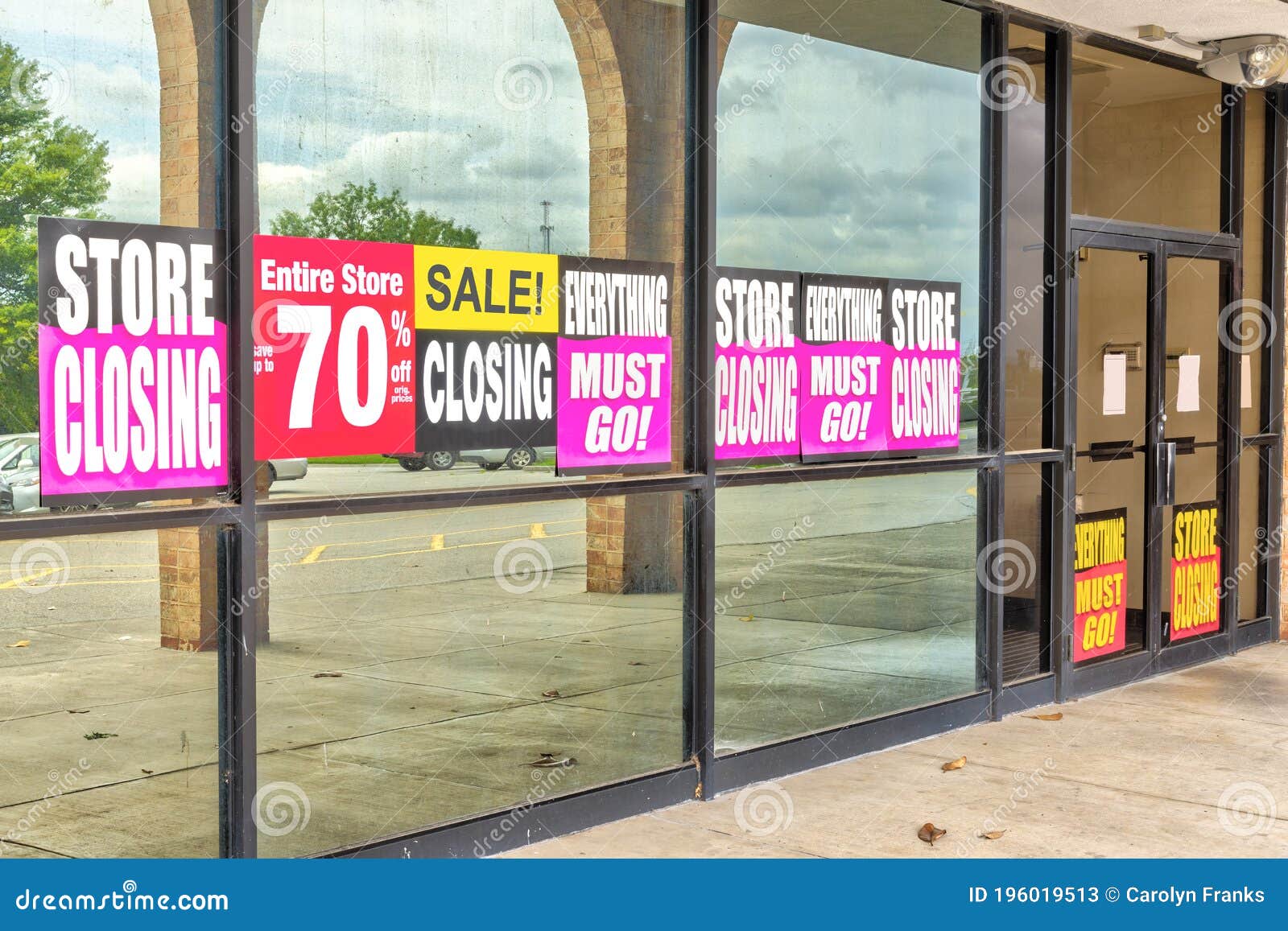 Going Out Of Business Window Sign Stock Photo - Download Image Now - Going  Out Of Business, Sale, Sign - iStock