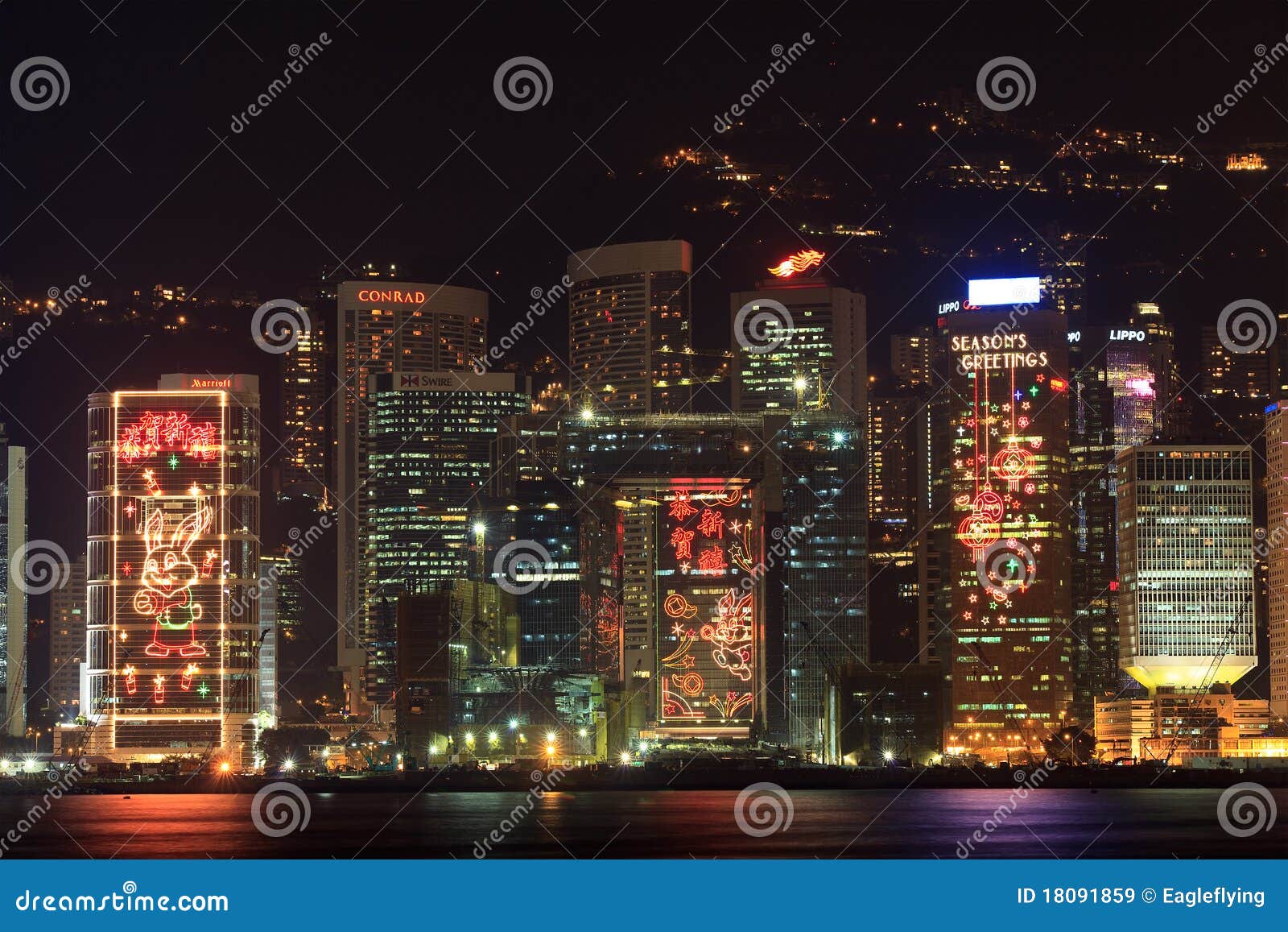 Horizonte de Hong-Kong y decoraciones chinas del Año Nuevo. HONG KONG- EL 28 DE ENERO: Las decoraciones chinas de las luces del Año Nuevo se visualizan en el exterior de varios edificios por el Año Nuevo chino próximo del conejo el 28 de enero de 2011 en Hong-Kong