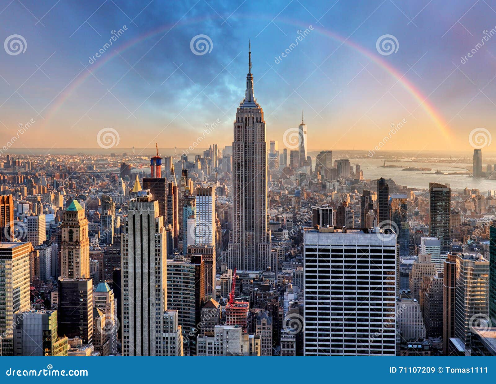 Horizonte de New York City con los rascacielos y el arco iris urbanos