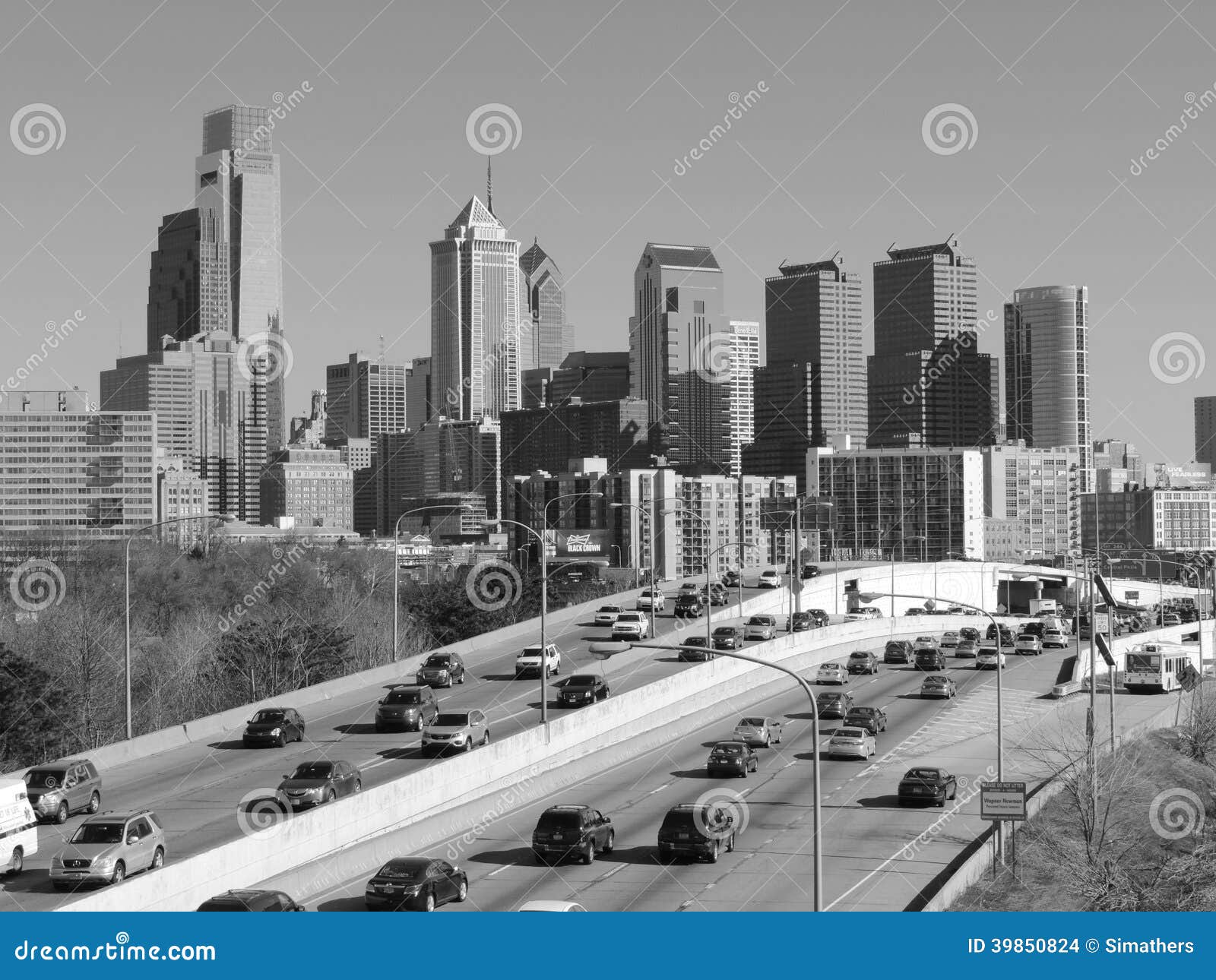 Horizonte de Philadelphia blanco y negro. El horizonte de Philadelphia céntrica, Pennsylvania como visto desde arriba de la autopista de Schuylkill en un día claro blanco y negro