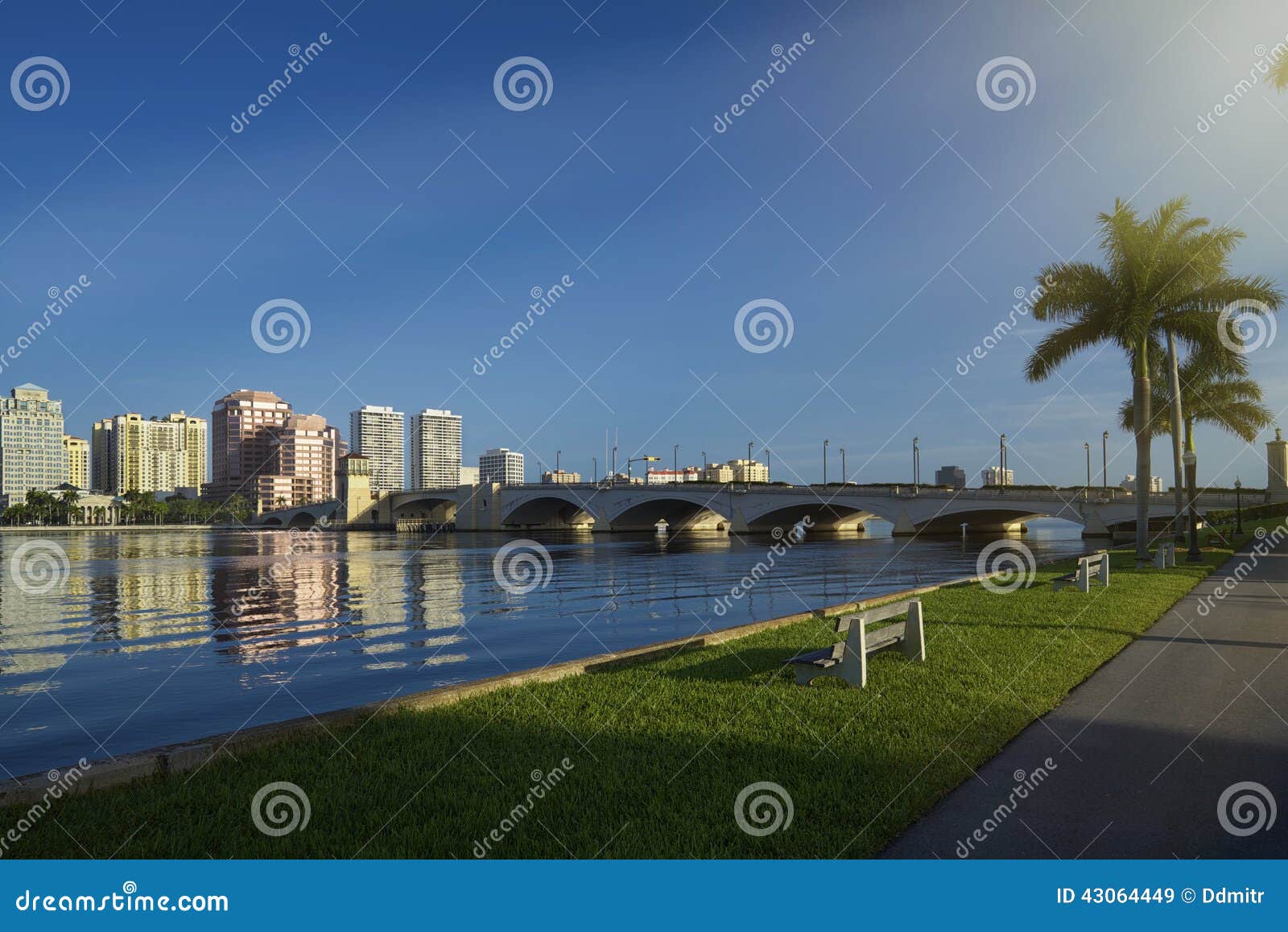 Horizonte de West Palm Beach. Horizonte de la ciudad con el cielo claro azul West Palm Beach, la Florida, Estados Unidos