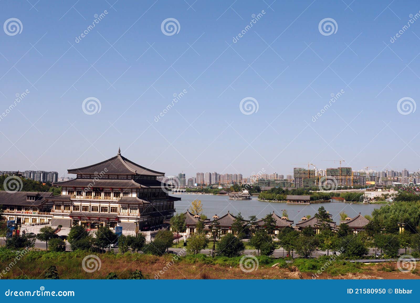 Horizonte de Xian, China. Paisaje de la ciudad antigua famosa de Xian, ChinaUsed para las noticias y los artículos acerca de viajar y del desarrollo de la ciudad de Xian.
