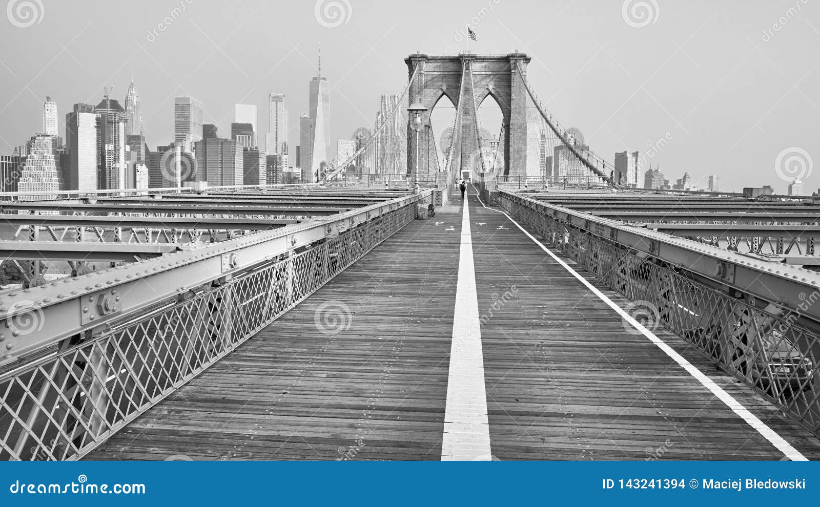Imagen blanco y negro del horizonte del puente y de Manhattan de Brooklyn, NYC
