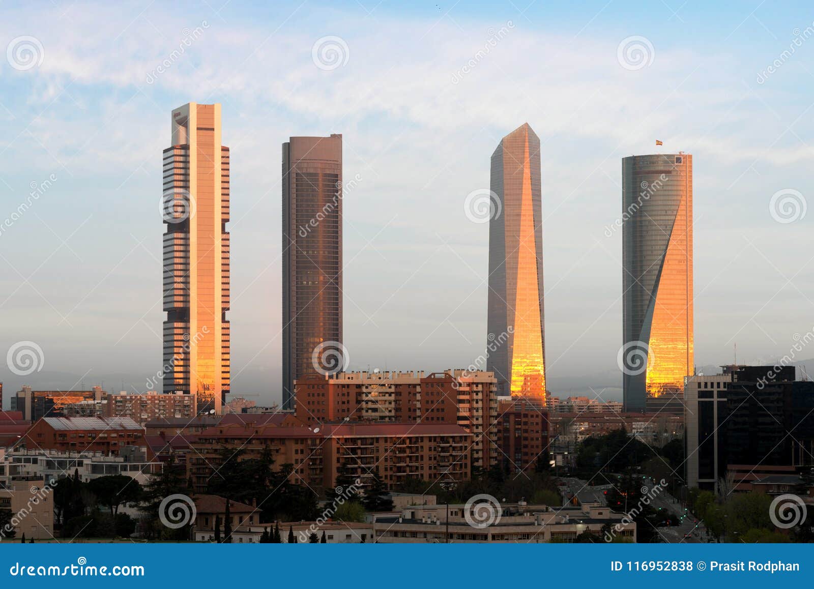 Horizonte financiero del distrito de las torres de Madrid cuatro durante salida del sol adentro. Horizonte financiero del distrito de las torres de Madrid cuatro durante salida del sol en Madrid, España