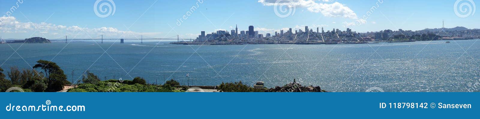 Horizonte San Francisco - panorama. Visión desde la isla de Alcatraz del San Francisco Skyline