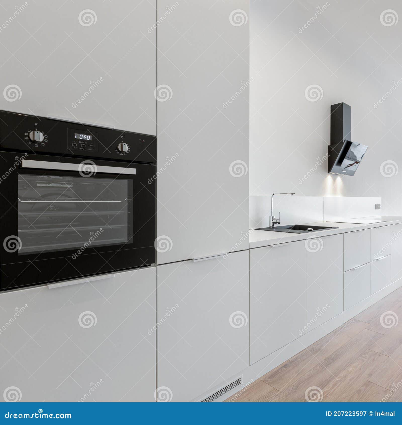 Horno Negro En Cocina Blanca Imagen de archivo - Imagen de extractor,  interior: 207223597