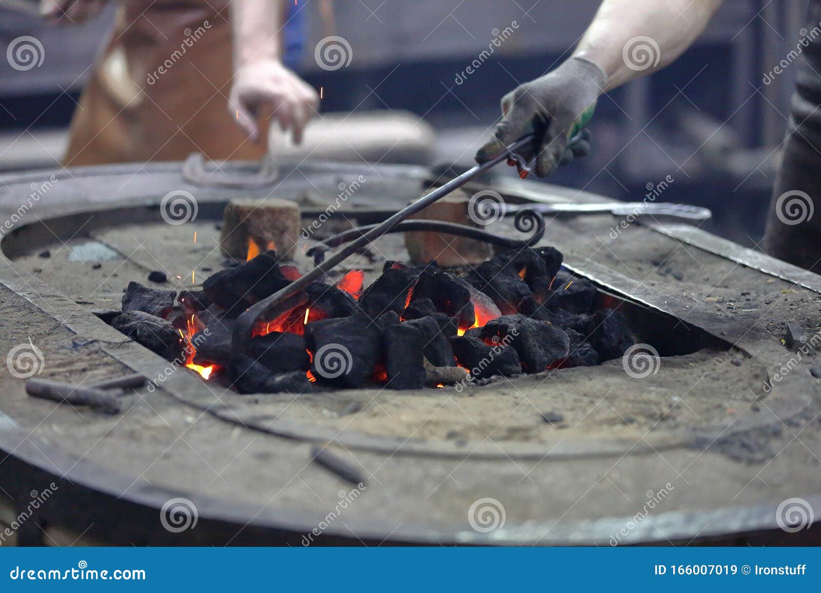 Horno Tradicional De Carbón Caliente En Una Forja Imagen de archivo -  Imagen de herrero, hoguera: 166007019