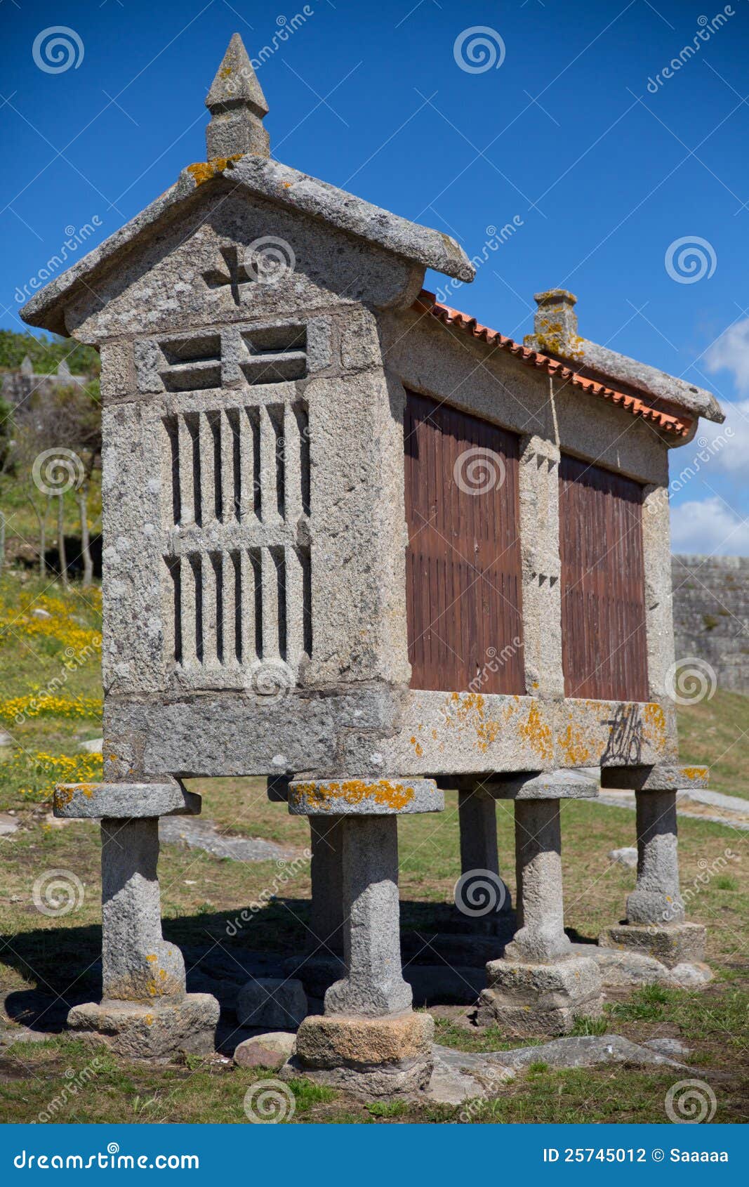 Vista inteira de Horreo de pedra, um celeiro tradicional em spain