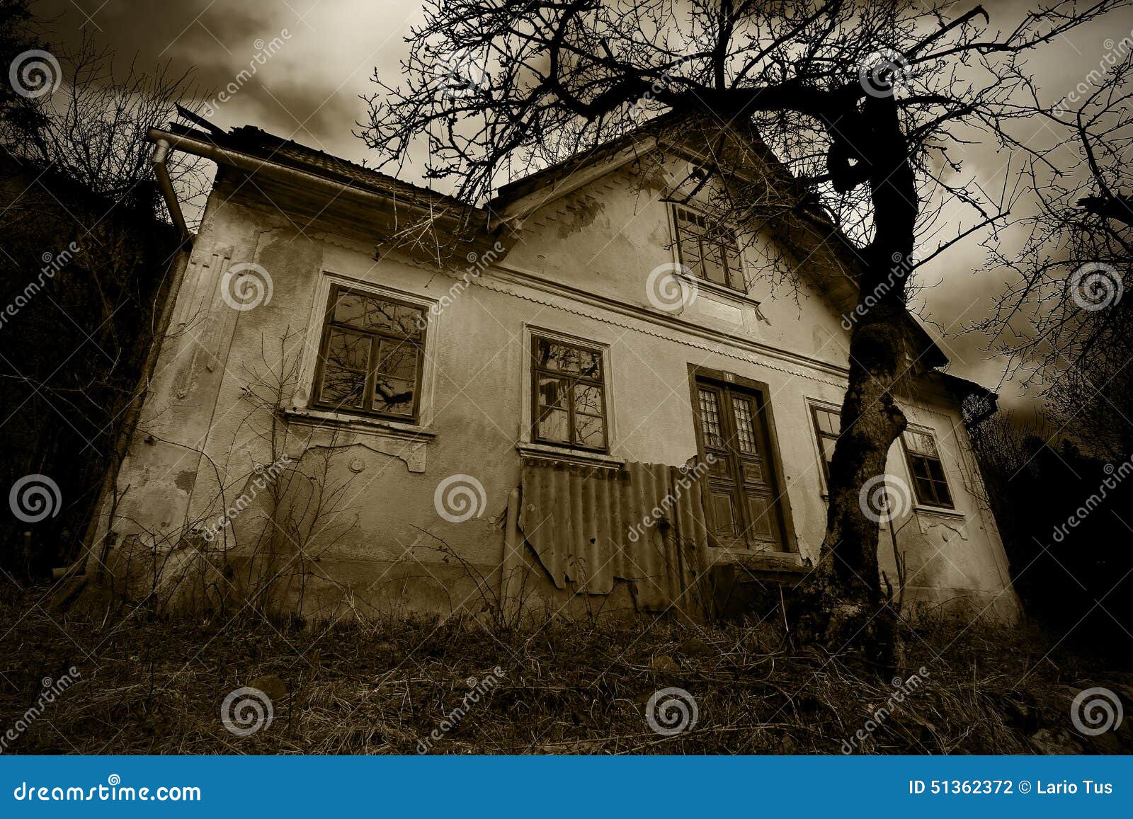 Horror Background - the Abandoned Old Creepy House Stock Photo - Image of  drama, poster: 51362372