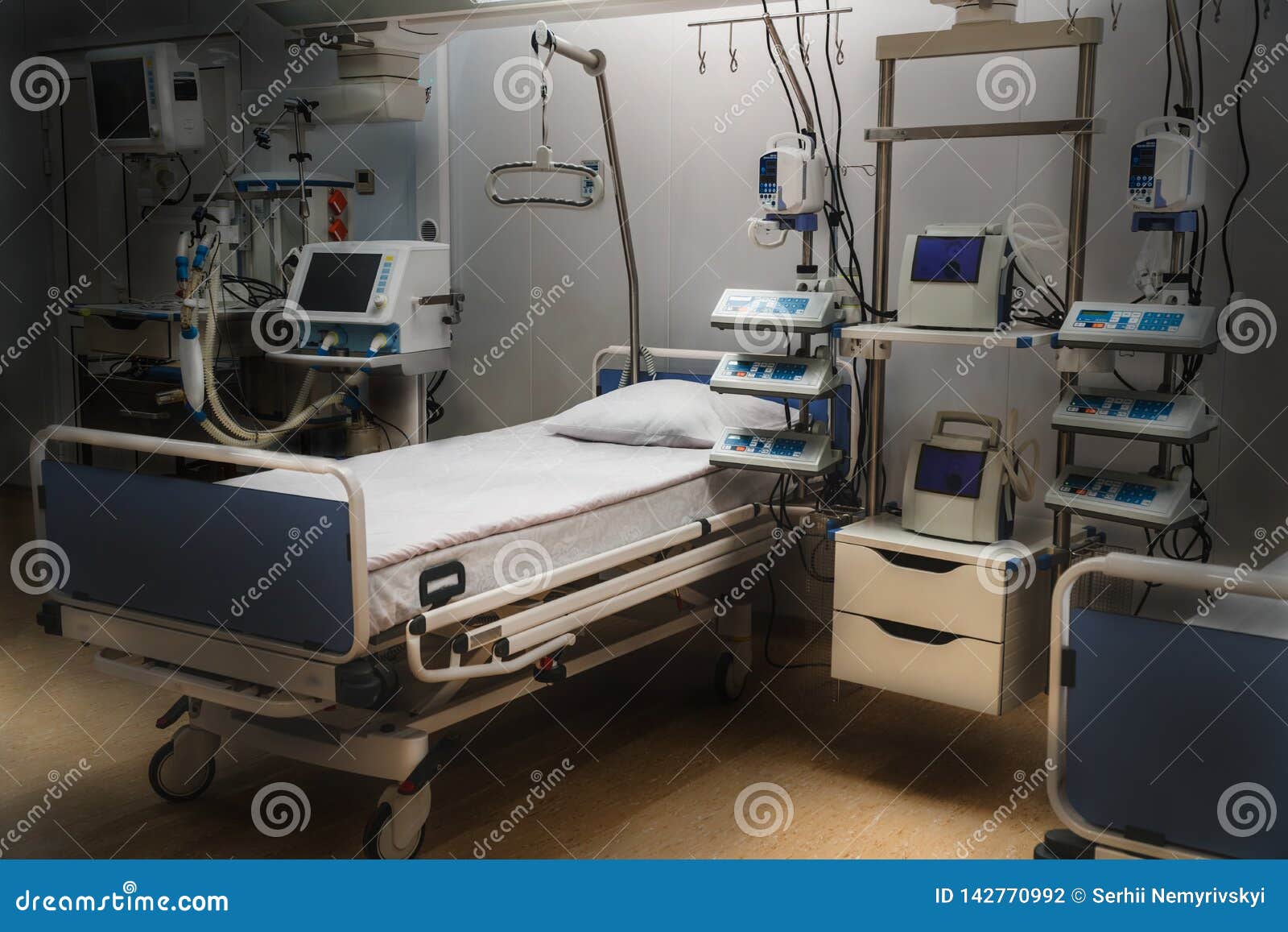 Hospital Emergency Room Intensive Care Modern Equipment Concept Of Healthy Medicine Treatment Inpatient Treatment Help Stock Photo Image Of Inside Empty 142770992