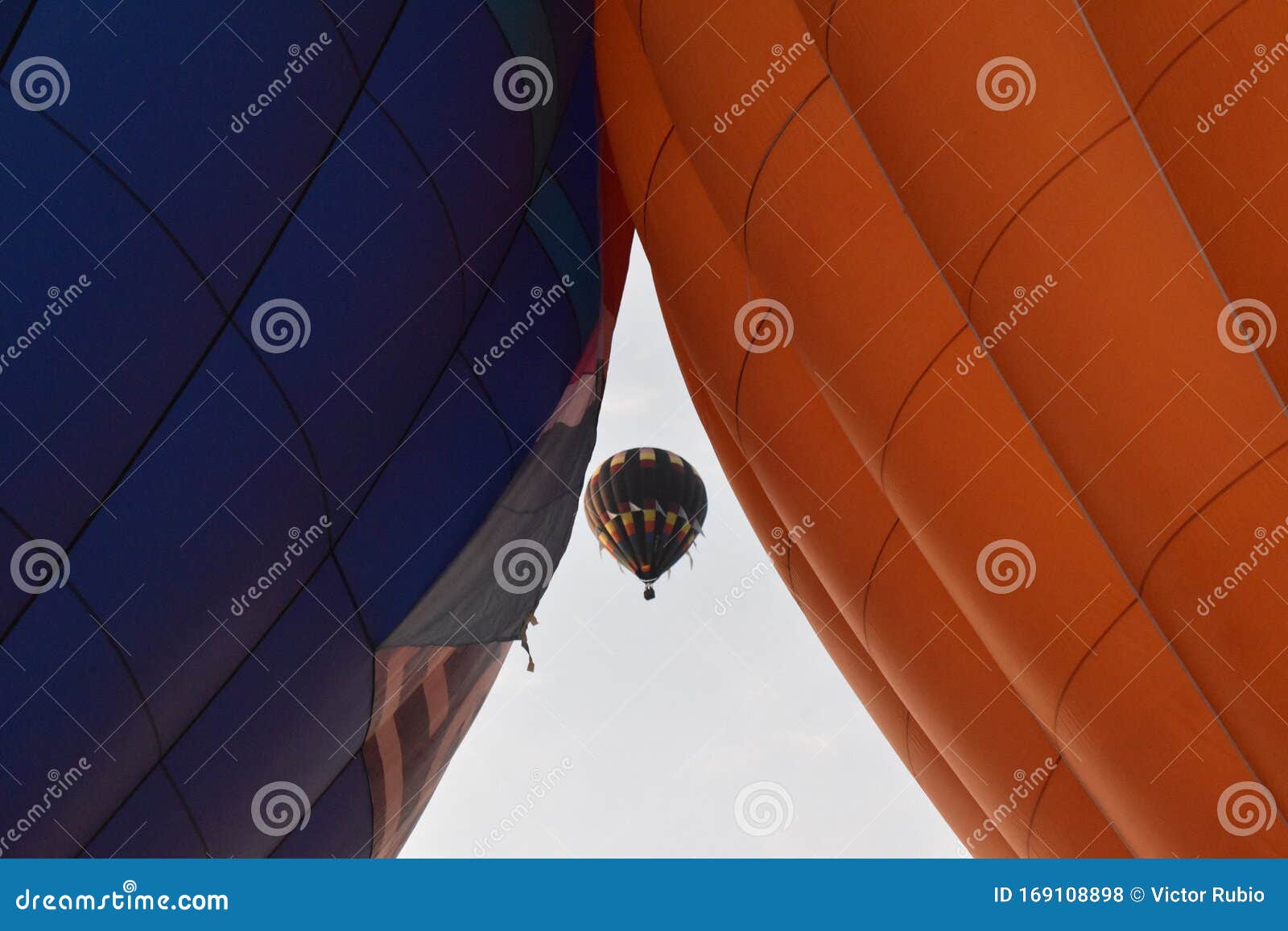 hot air balloon beteewn two ballooms