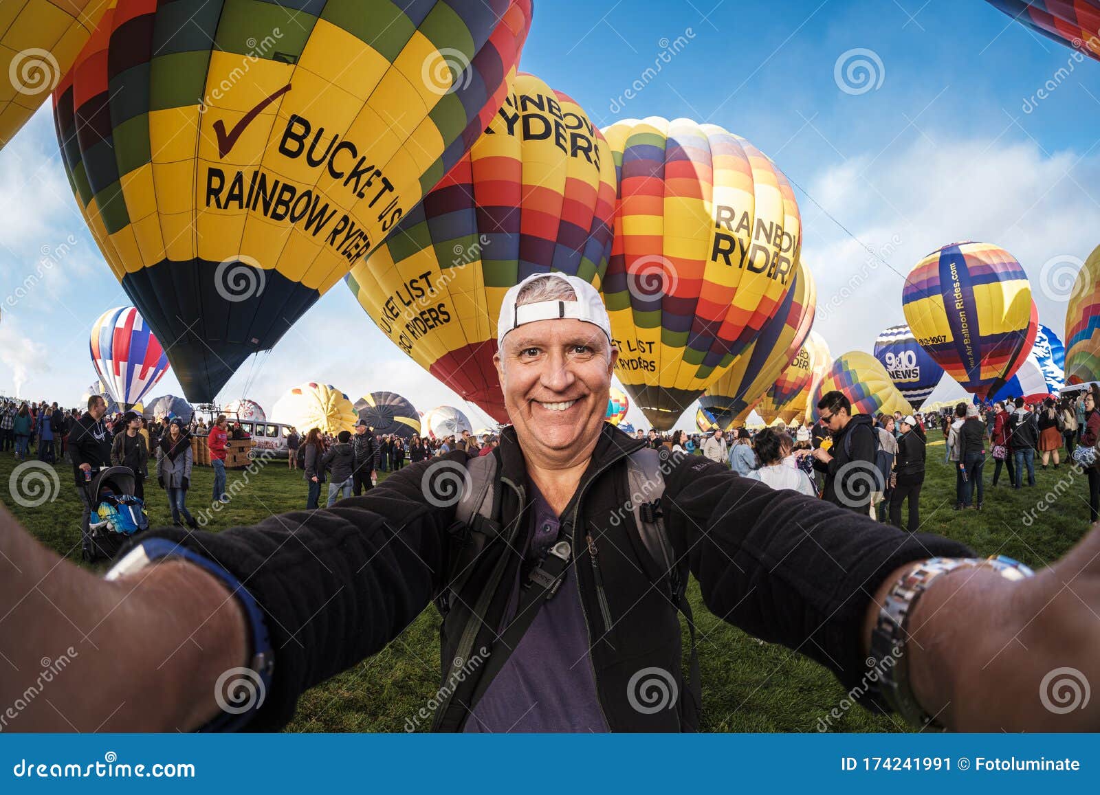 cel Briljant hooi Hot Air Balloon Festival editorial photo. Image of people - 174241991