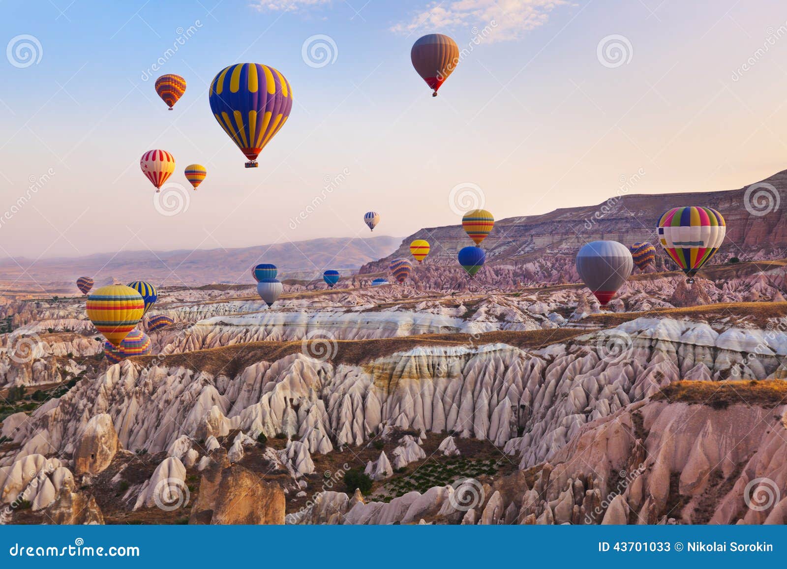 Ballon Coloré Avec Des Personnes Volant Dans Le Ciel Dans Cappadocia Image  stock - Image du transport, chauffer: 119526327