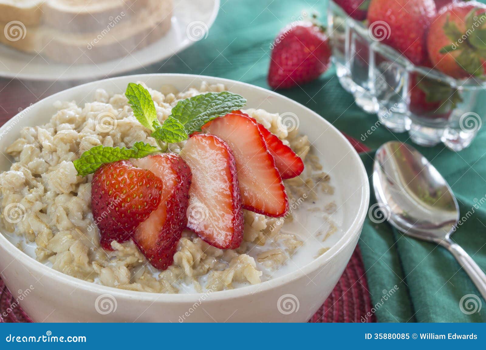 Овсянка готовая с клубникой
