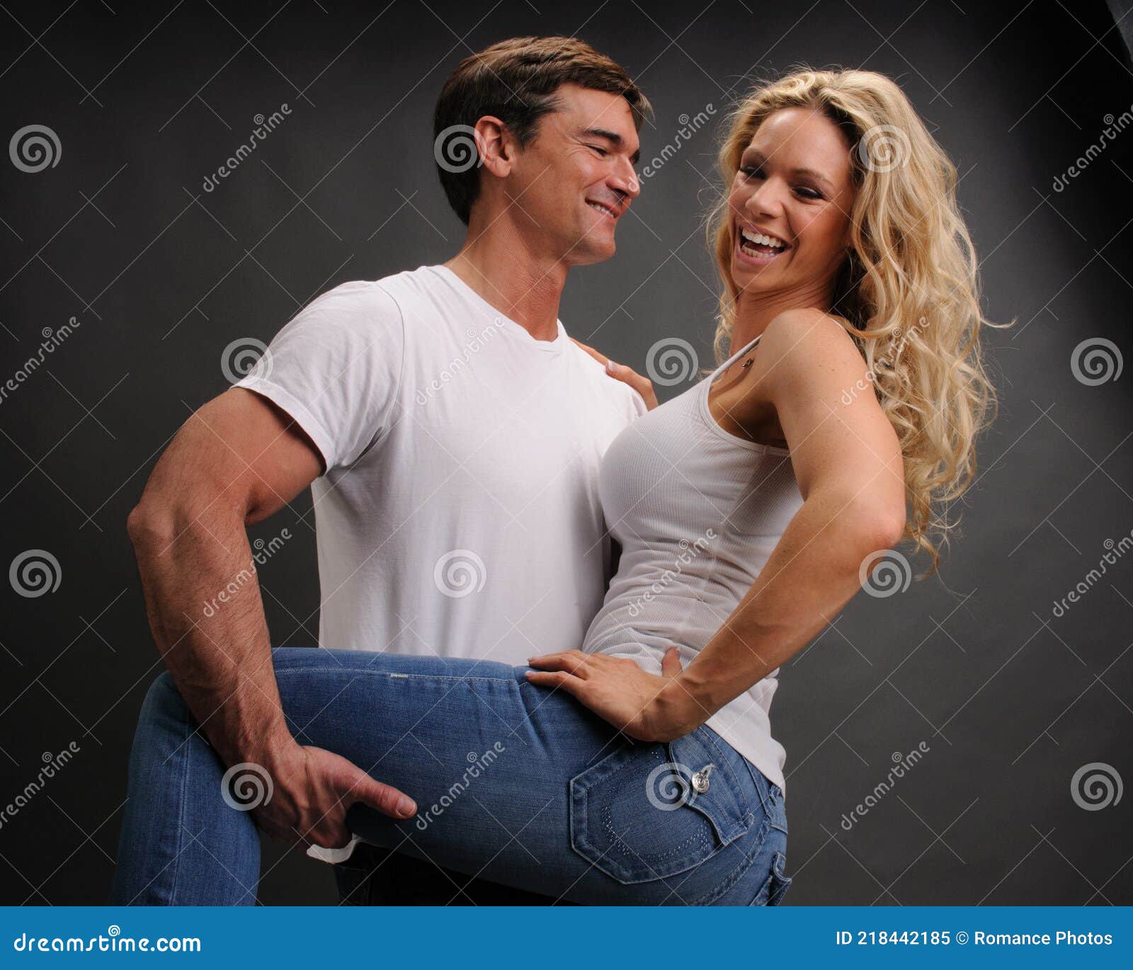 20 Couple's Poses For Natural Photos | Click Love Grow