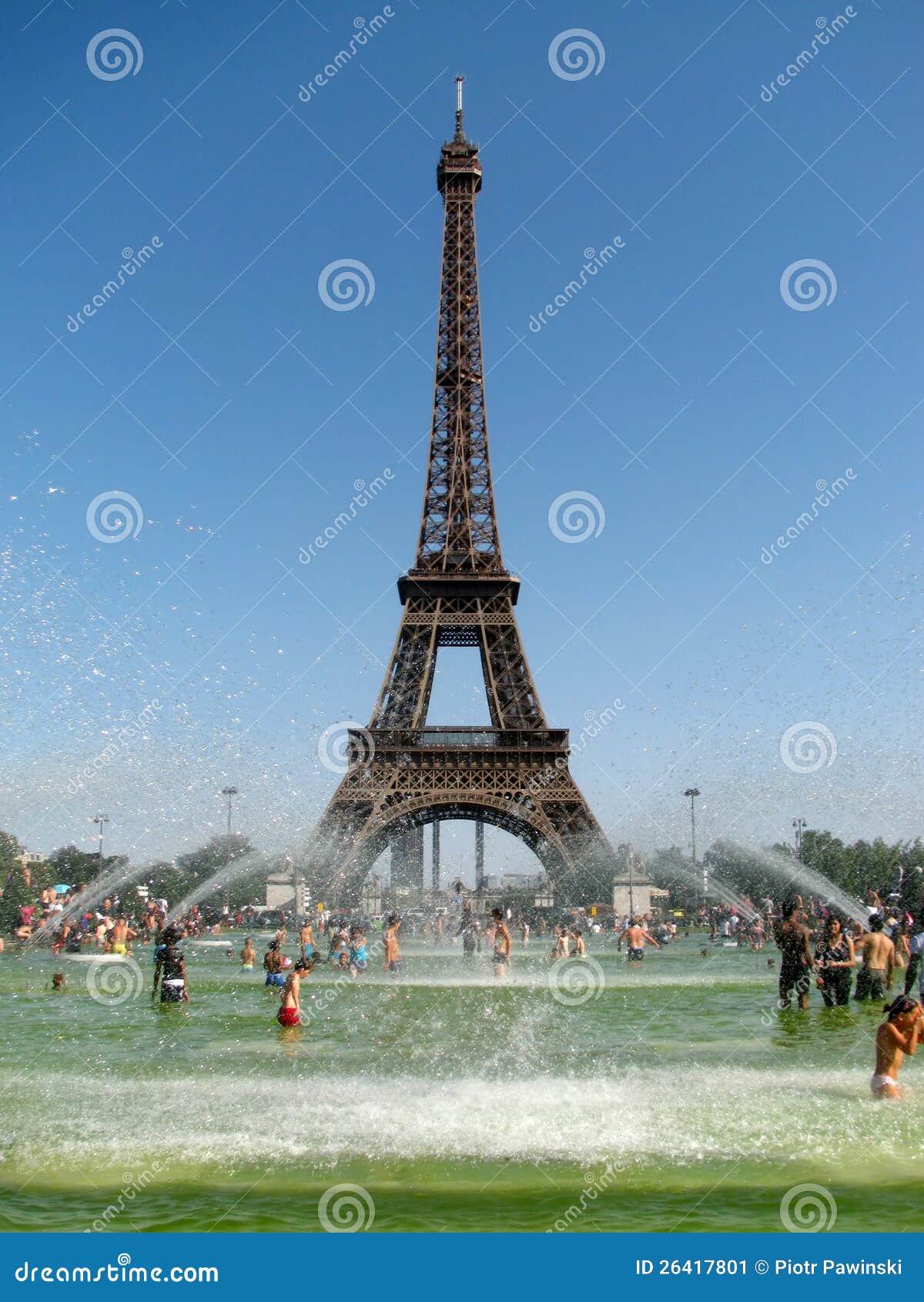 Hot day in Paris editorial photo. Image of european, french - 26417801