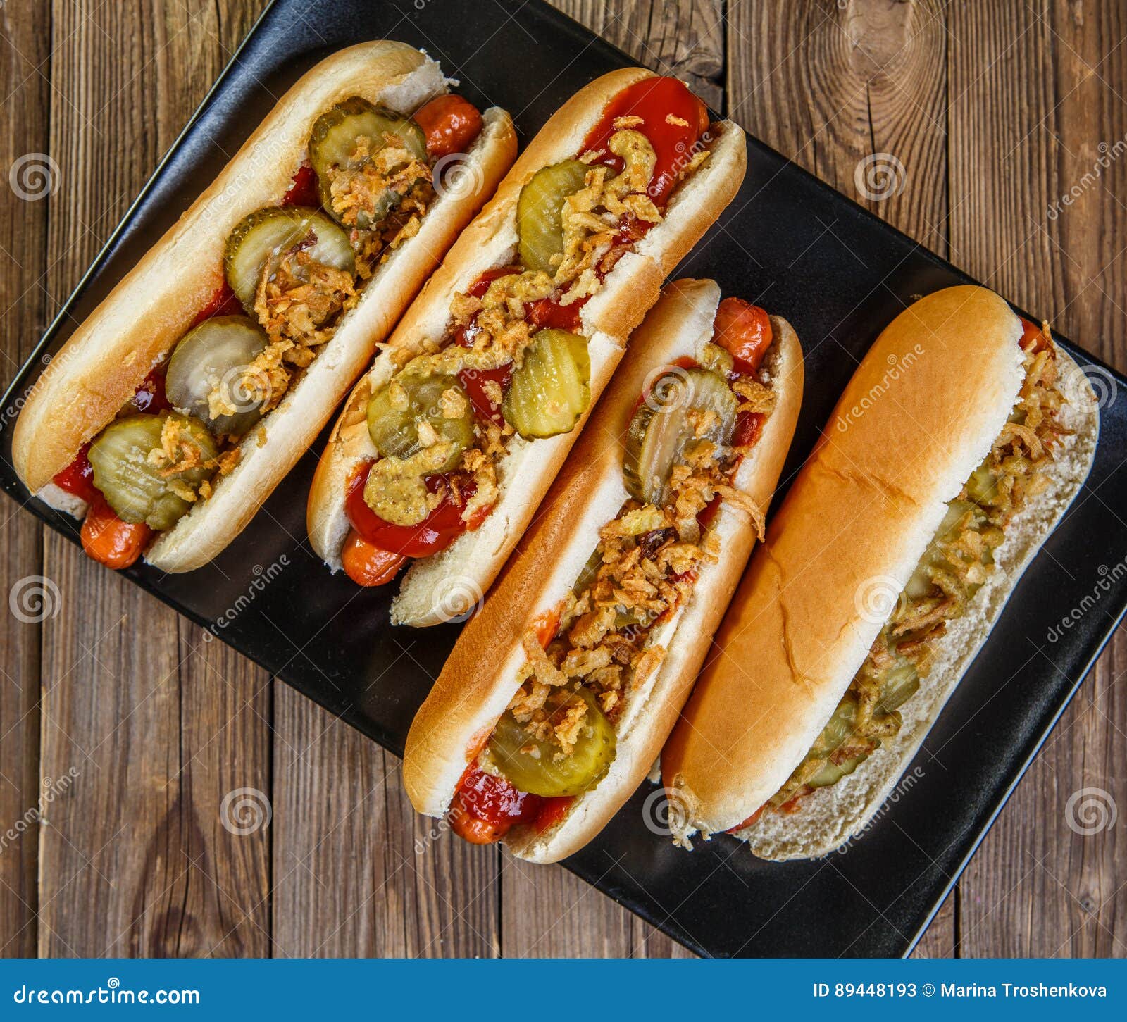 Sandwich Américain Hot-dog Avec Saucisse à La Viande Et Légumes