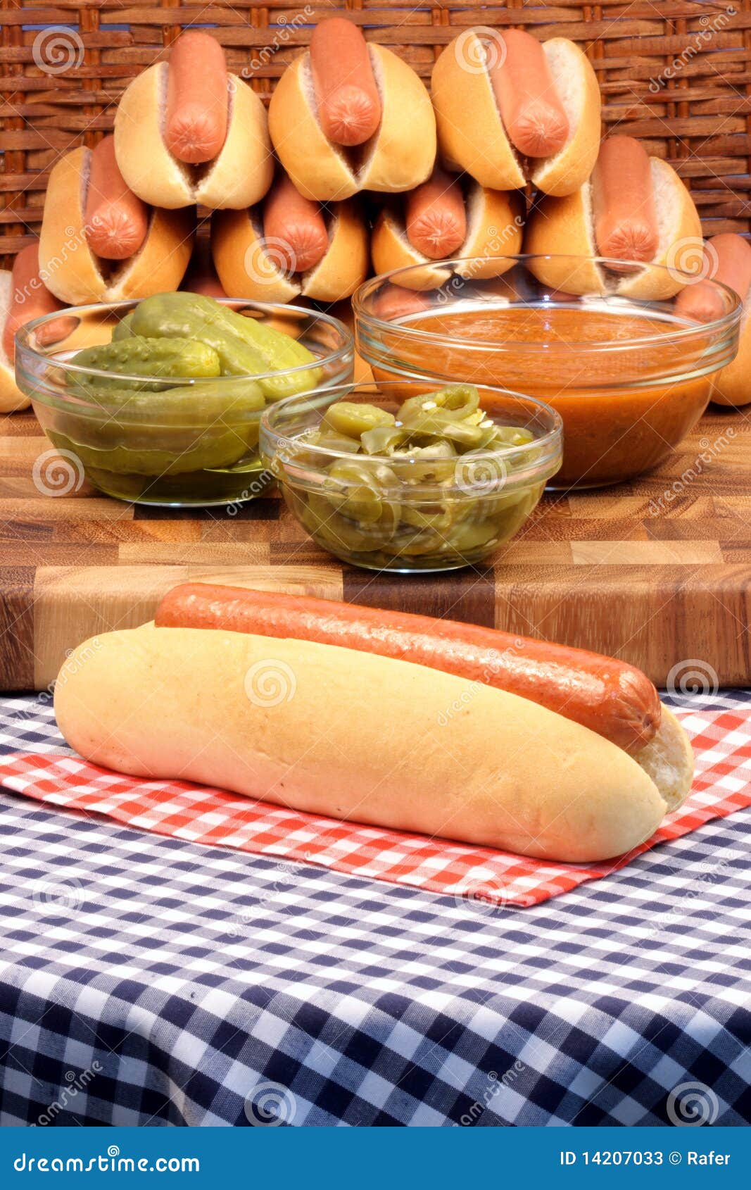 Hotdogs image stock. Image du boeuf, saucisse, culture 14207033
