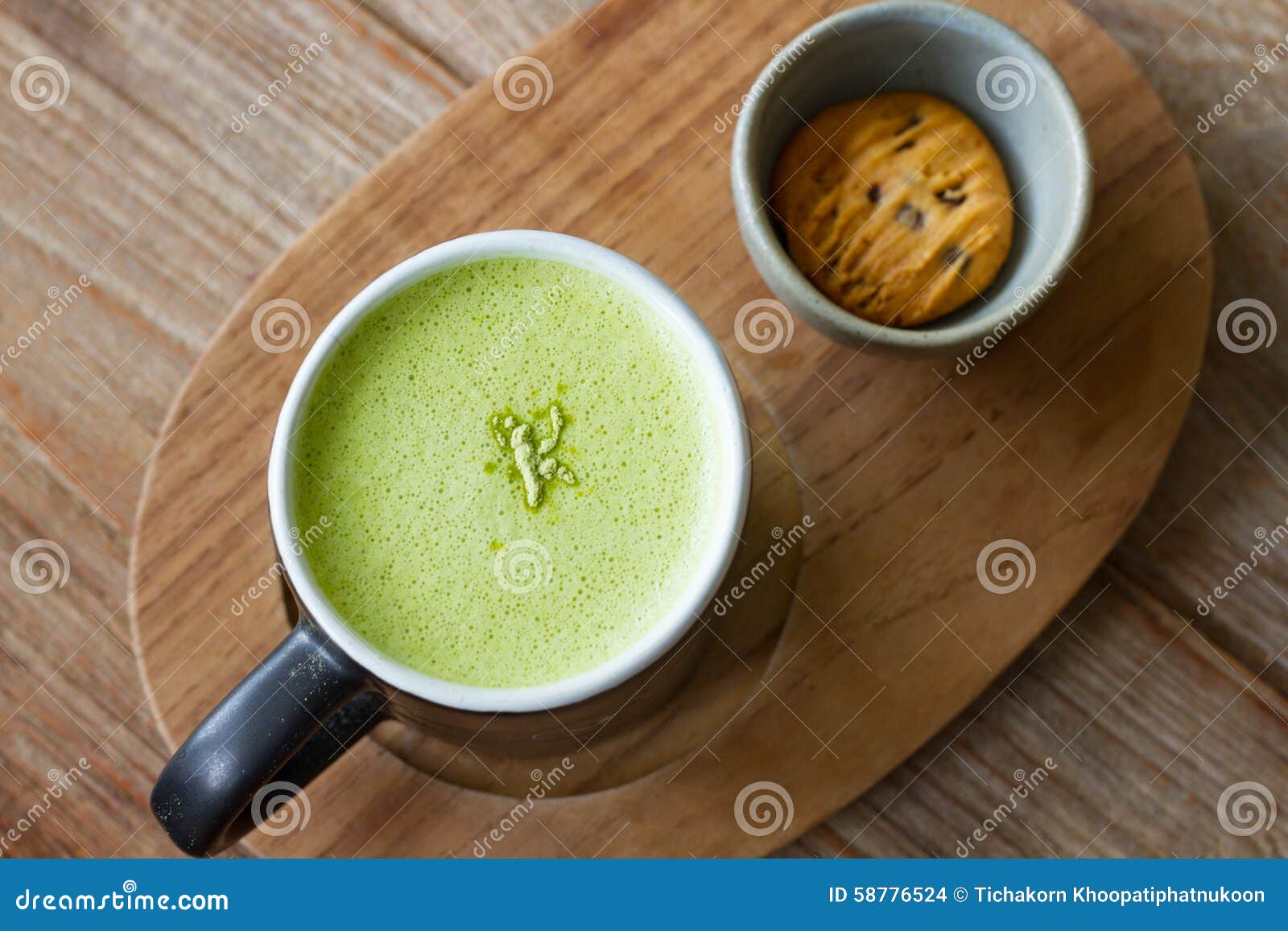 hot greentea matcha latte wood background