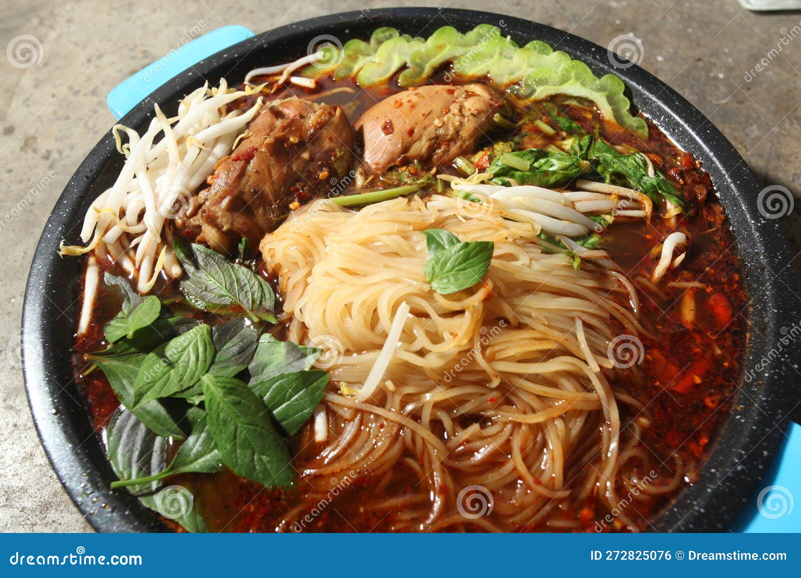 https://thumbs.dreamstime.com/z/hot-spicy-tamarind-chicken-noodles-hot-spicy-tamarind-chicken-noodles-sub-272825076.jpg