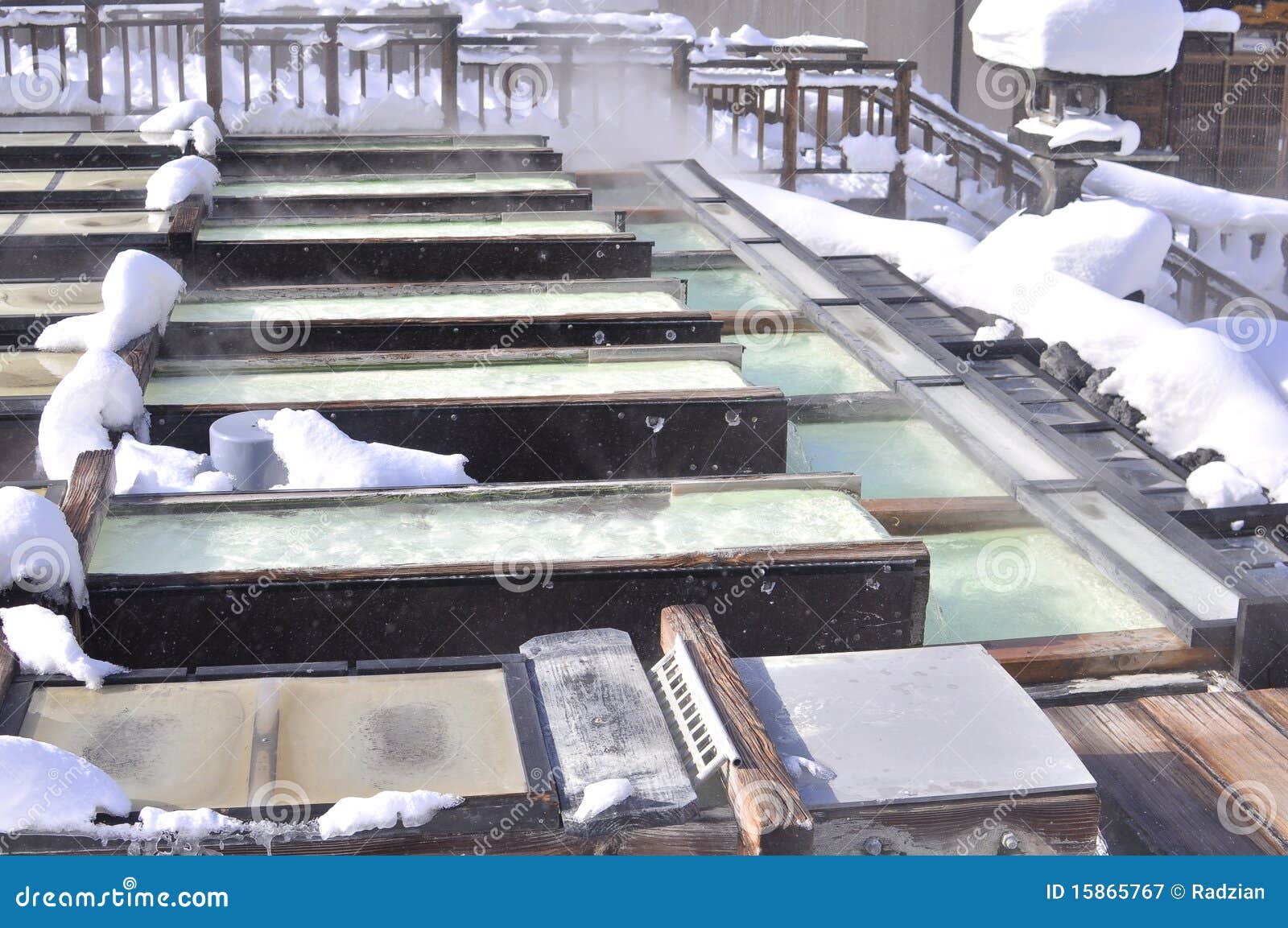 Hot-spring japão de Kusatsu. Este retrato representa a metodologia refrigerando para a água do hot-spring na área de recurso de Kusatsu que é ficada situada em alpes montanhosos de Japanase.