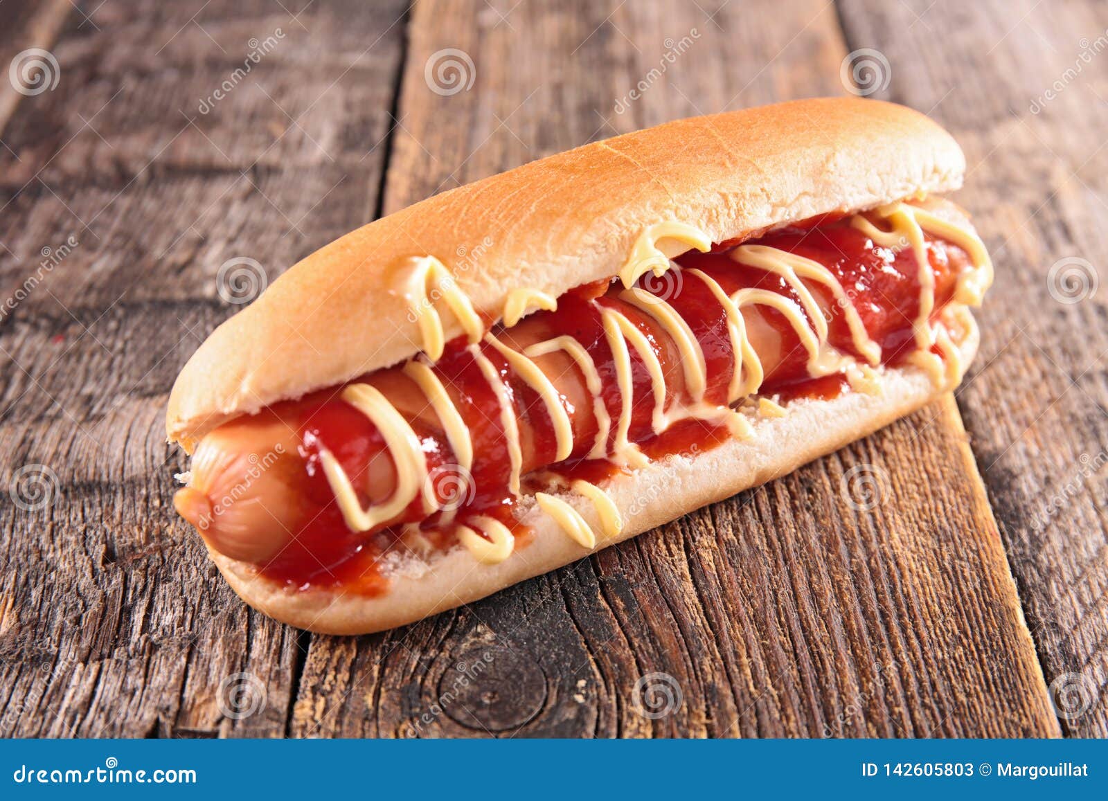 Hotdog met Mayo stock afbeelding. Image of ketchup, hout 142605803
