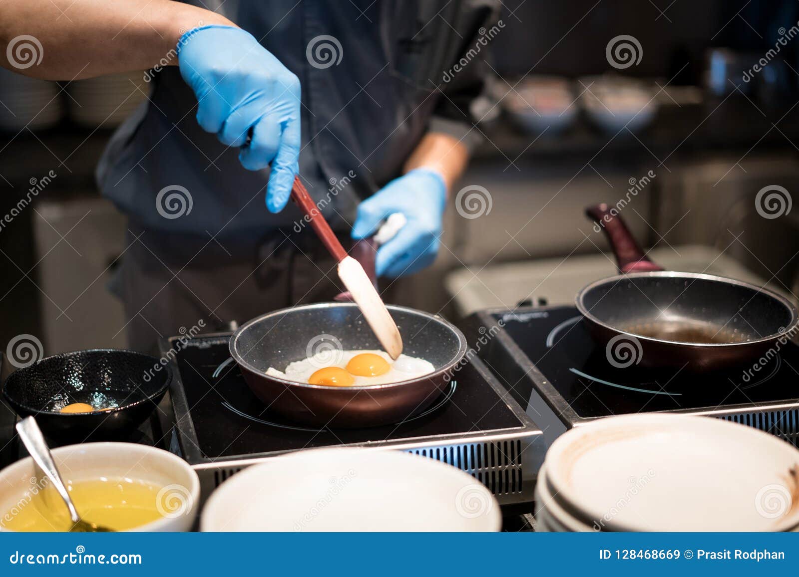 https://thumbs.dreamstime.com/z/hotel-chef-hands-gloves-cooking-fried-eggs-hot-pan-b-breakfast-restaurant-128468669.jpg