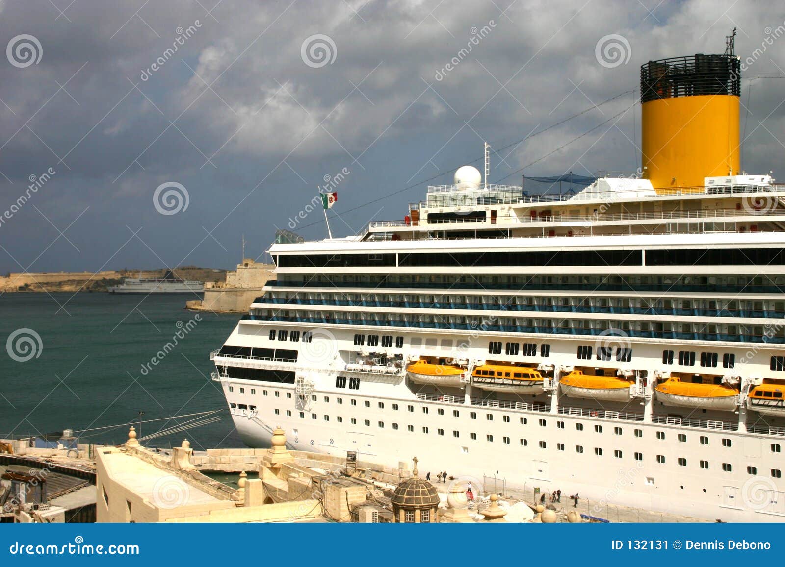 Hotel flotante. Esta foto muestra la talla inmensa de estos trazadores de líneas de la travesía. Esta foto fue tomada de la tapa de los bastiones que rodeaban la capital de Malta, Valletta. Los bastiones son paredes enormes que rodean la ciudad, construida en el siglo XVI para defender la isla de invasores turcos. La fortaleza St.Angelo está en el fondo, él muestra claramente los bastiones.