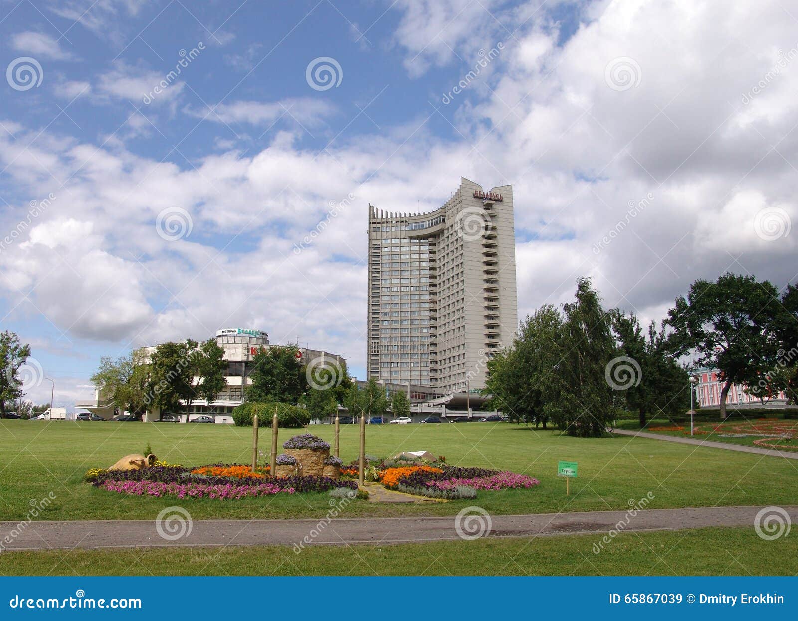 Hotel que constrói Bielorrússia no distrito Nemiga em Minsk, Bielorrússia