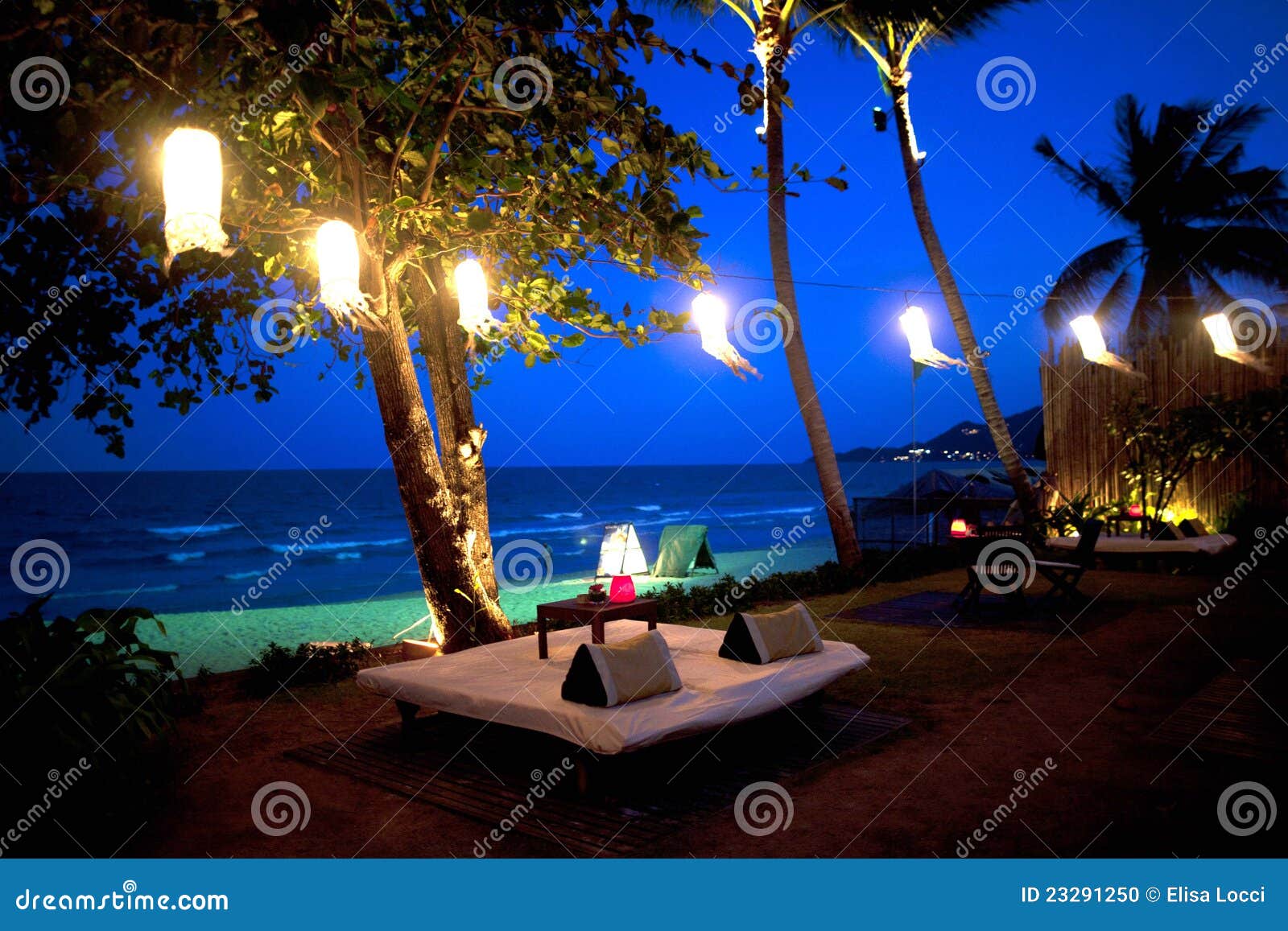 Hotelerholungsort auf dem Strand in Thailand. Restaurant mit Bett auf dem Strand im KOH Samui am Abend, Thailand