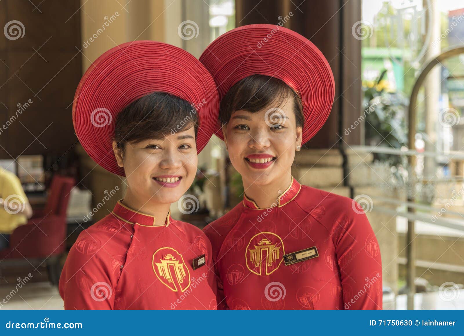 Hotellgästassistenter. Dessa två älskvärda unga damer är gästassistenter på det imperialistiska hotellet i Hue Vietnam De är den iklädda traditionella dräkten och har alltid en lycklig leendestund på arbete