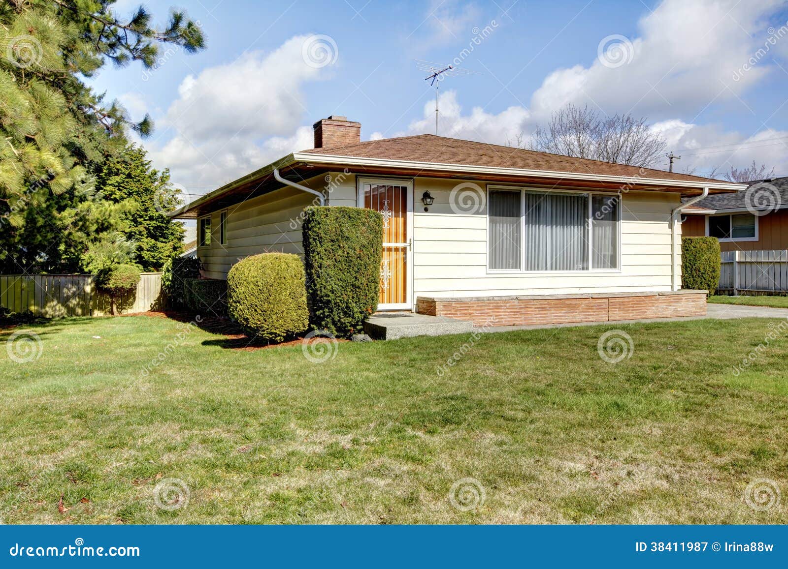 House Exterior. One Story Small House Stock Image - Image of small, appeal:  38411987, image size:1600x1157
