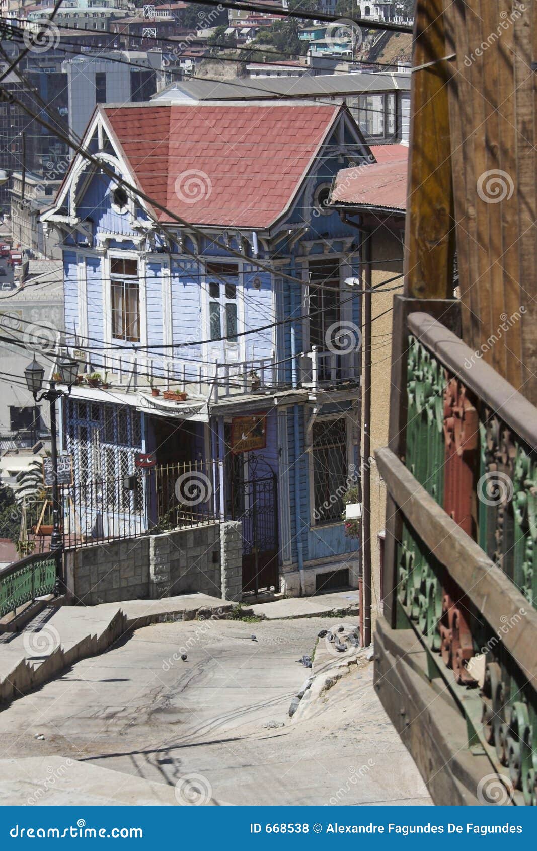 house on the hill valparaiso