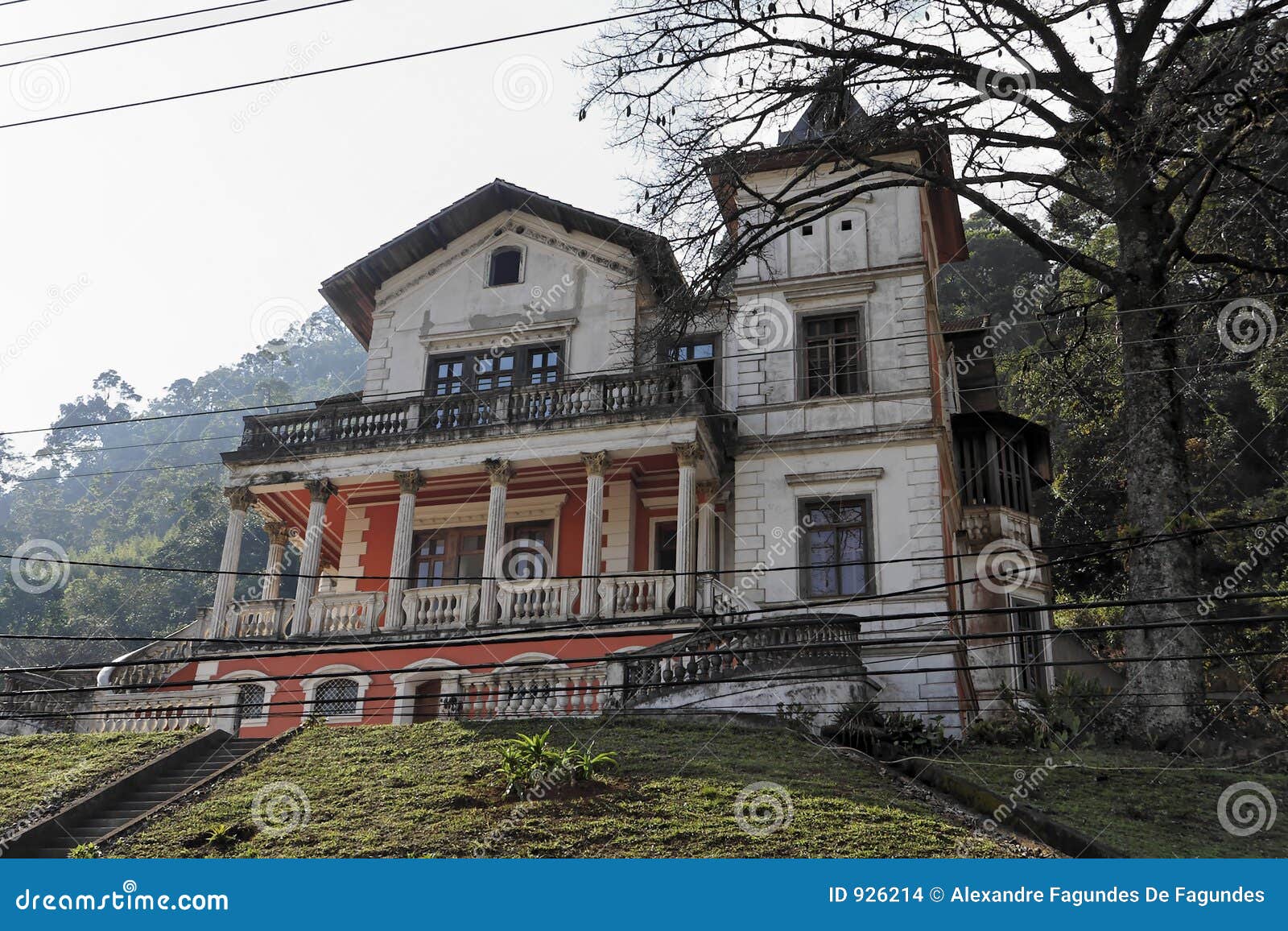 house on top of a hill petropolis