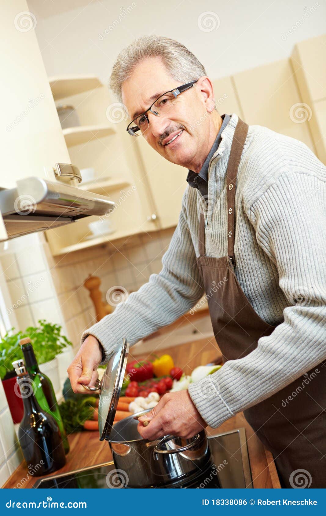 https://thumbs.dreamstime.com/z/housemaker-cooking-lunch-18338086.jpg