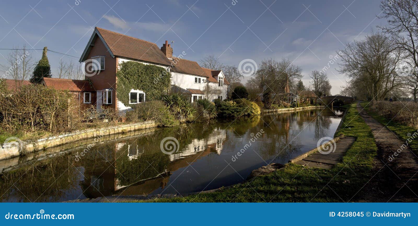 Houses by canal stock image. Image of house, reservoirs 4258045