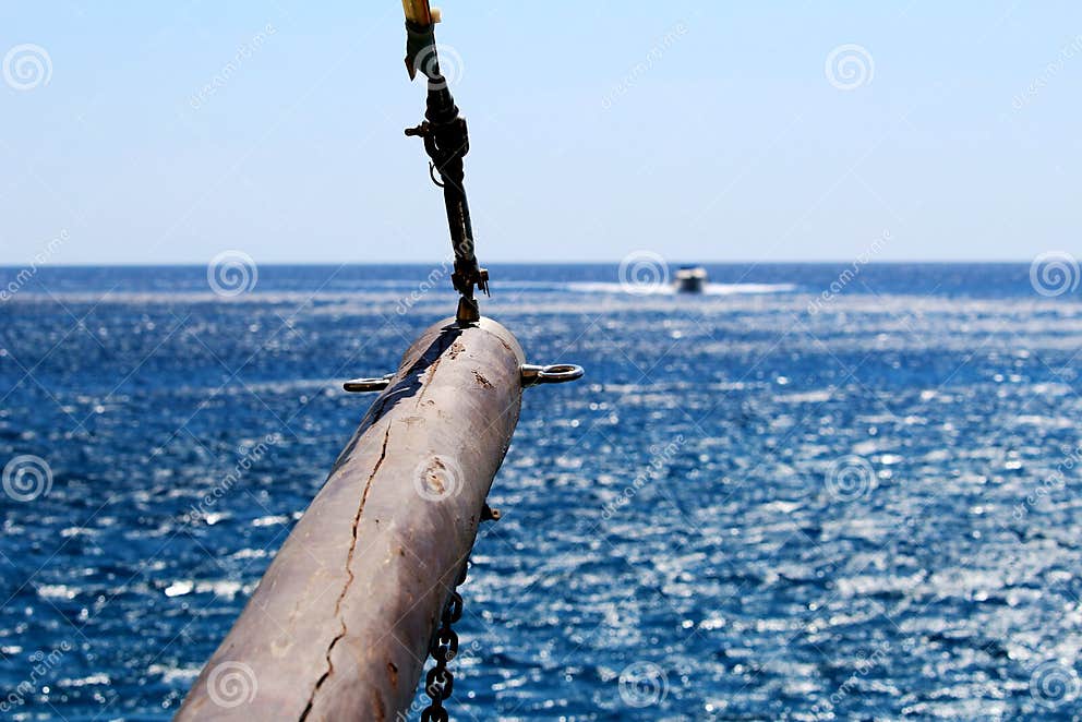 houten-bowstrip-van-schip-leidt-aan-de-een-andere-boot-stock-afbeelding